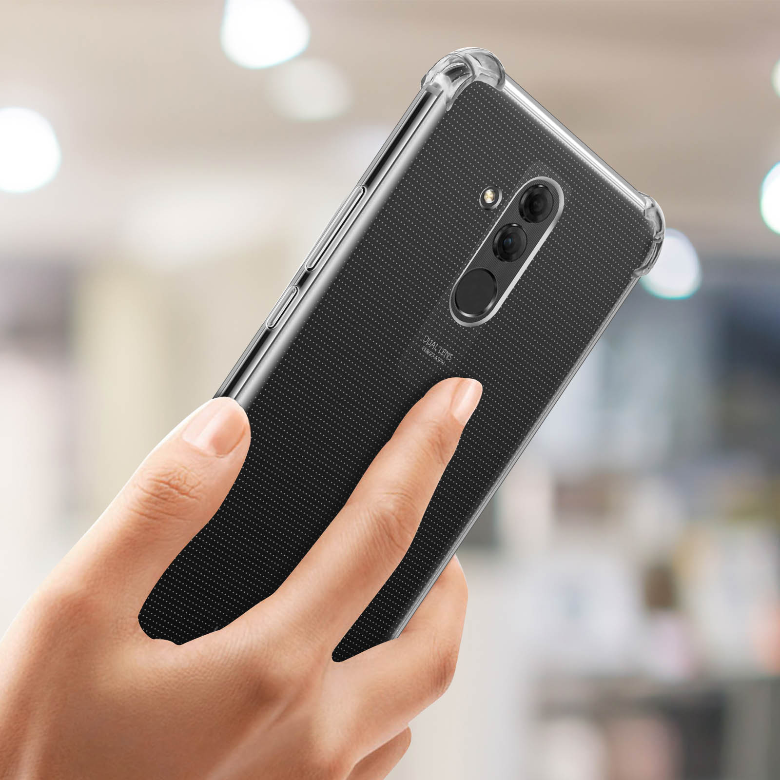 Una mano che tiene un telefono con una custodia trasparente. La custodia ha un motivo a punti.