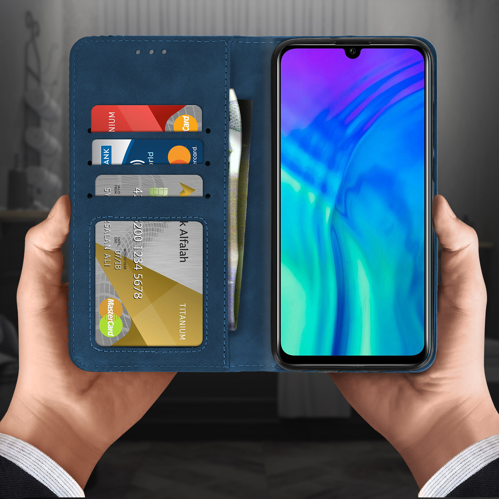 Una custodia in pelle blu con carte e un telefono all'interno. Il telefono mostra un'interfaccia.