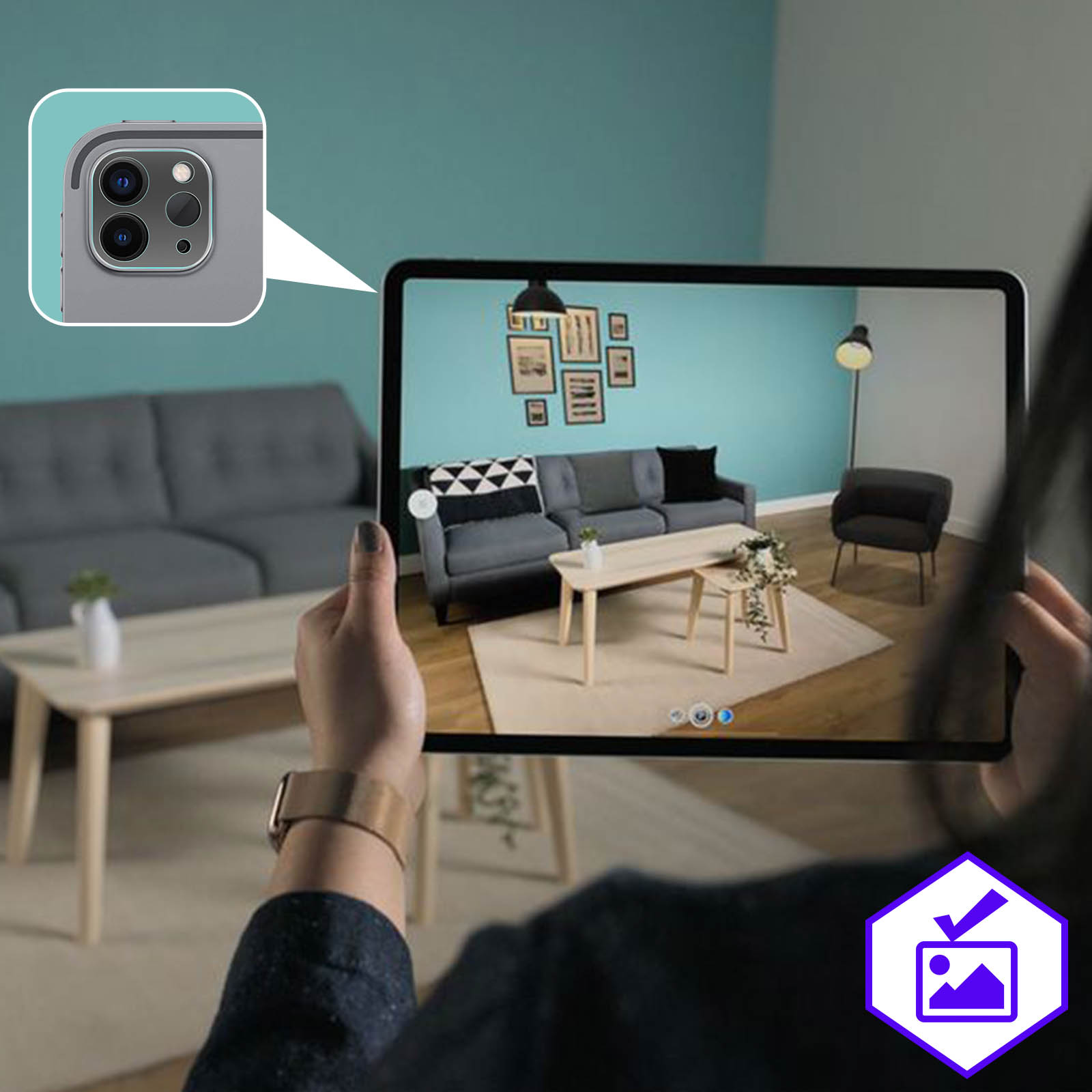 Personne tenant une tablette montrant un design d'intérieur. Détail de la caméra.