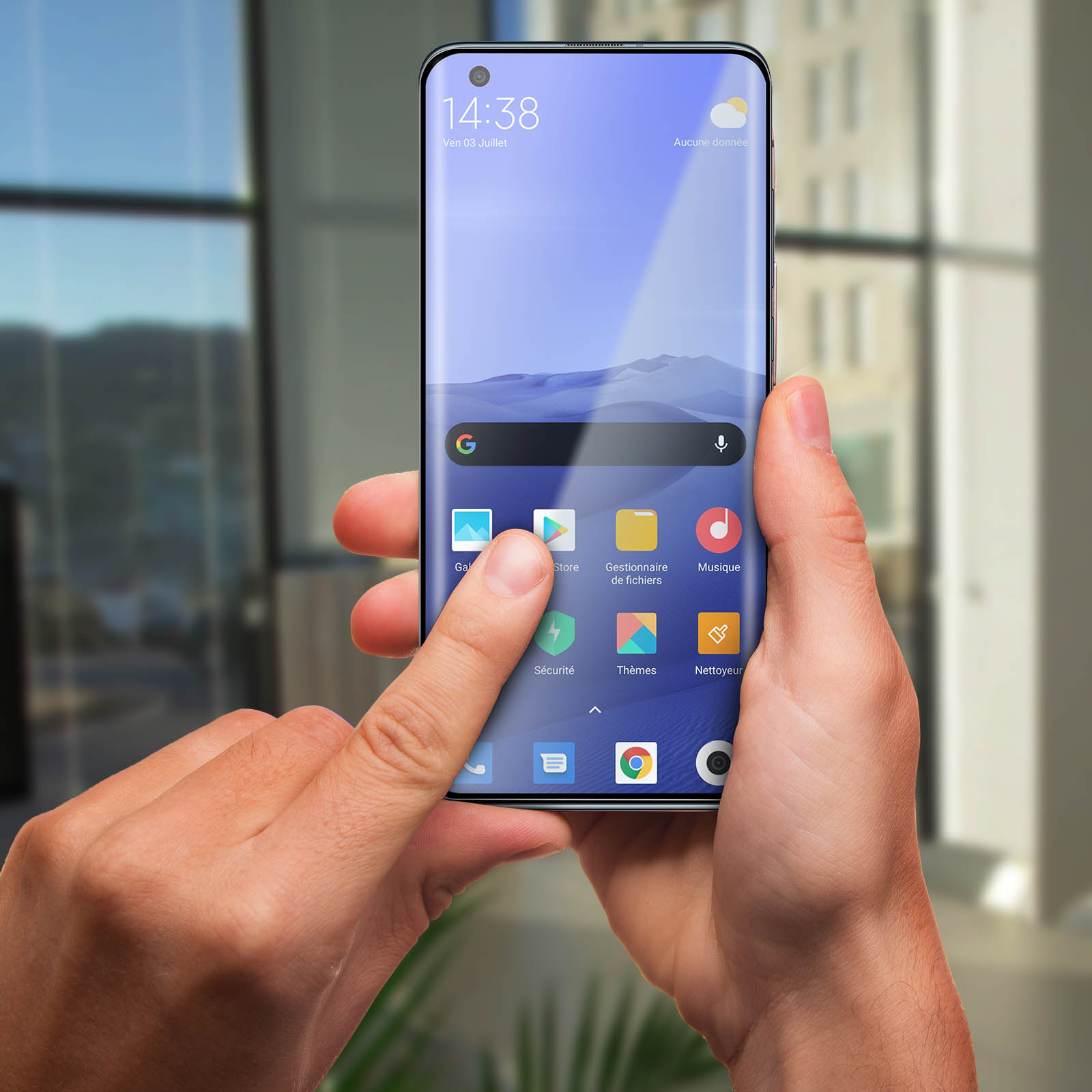 Una mano che tiene uno smartphone che mostra la schermata iniziale con varie icone di app. L'ora è 14:38, 3 luglio.