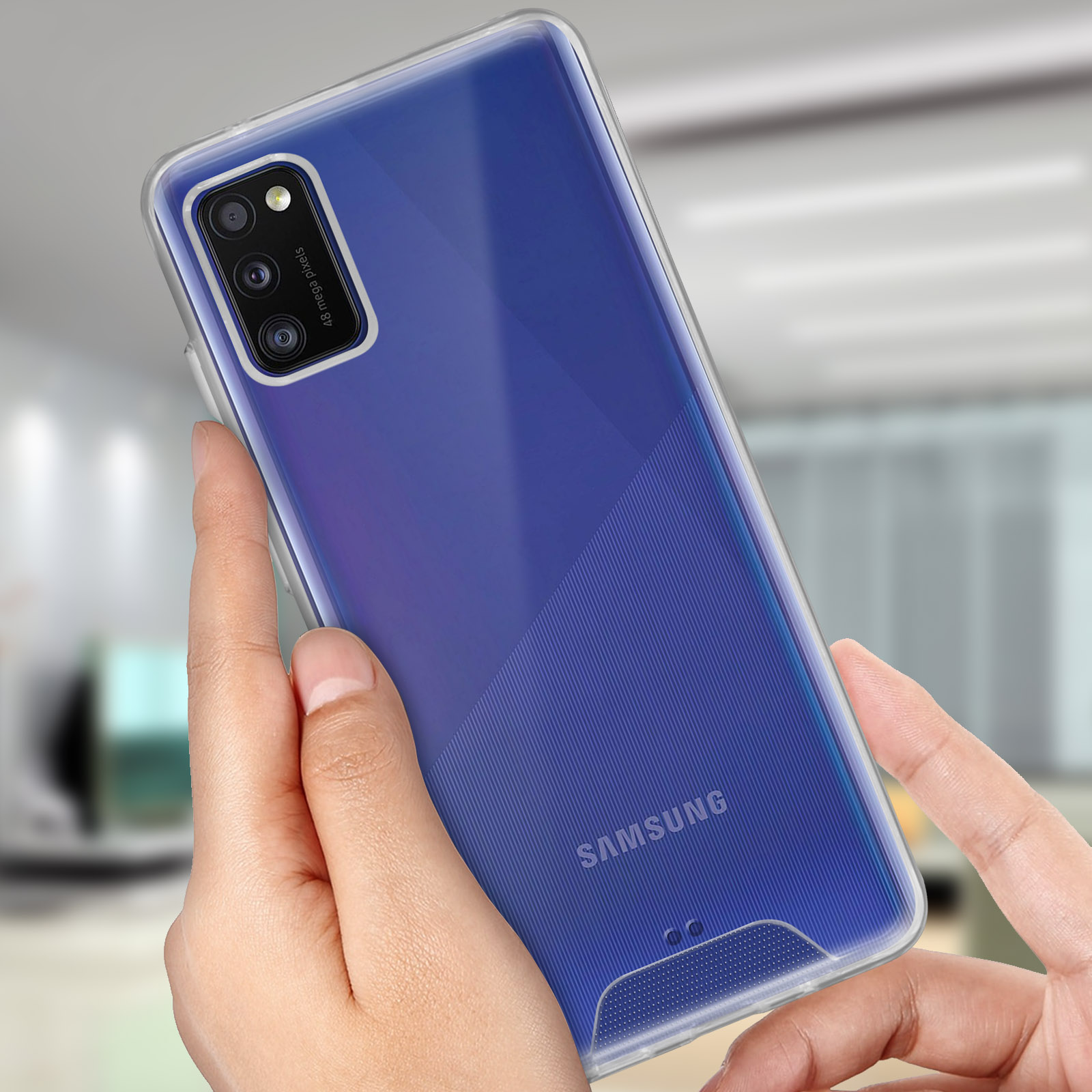 Un téléphone avec une coque transparente. L'écran affiche une scène d'intérieur floue.