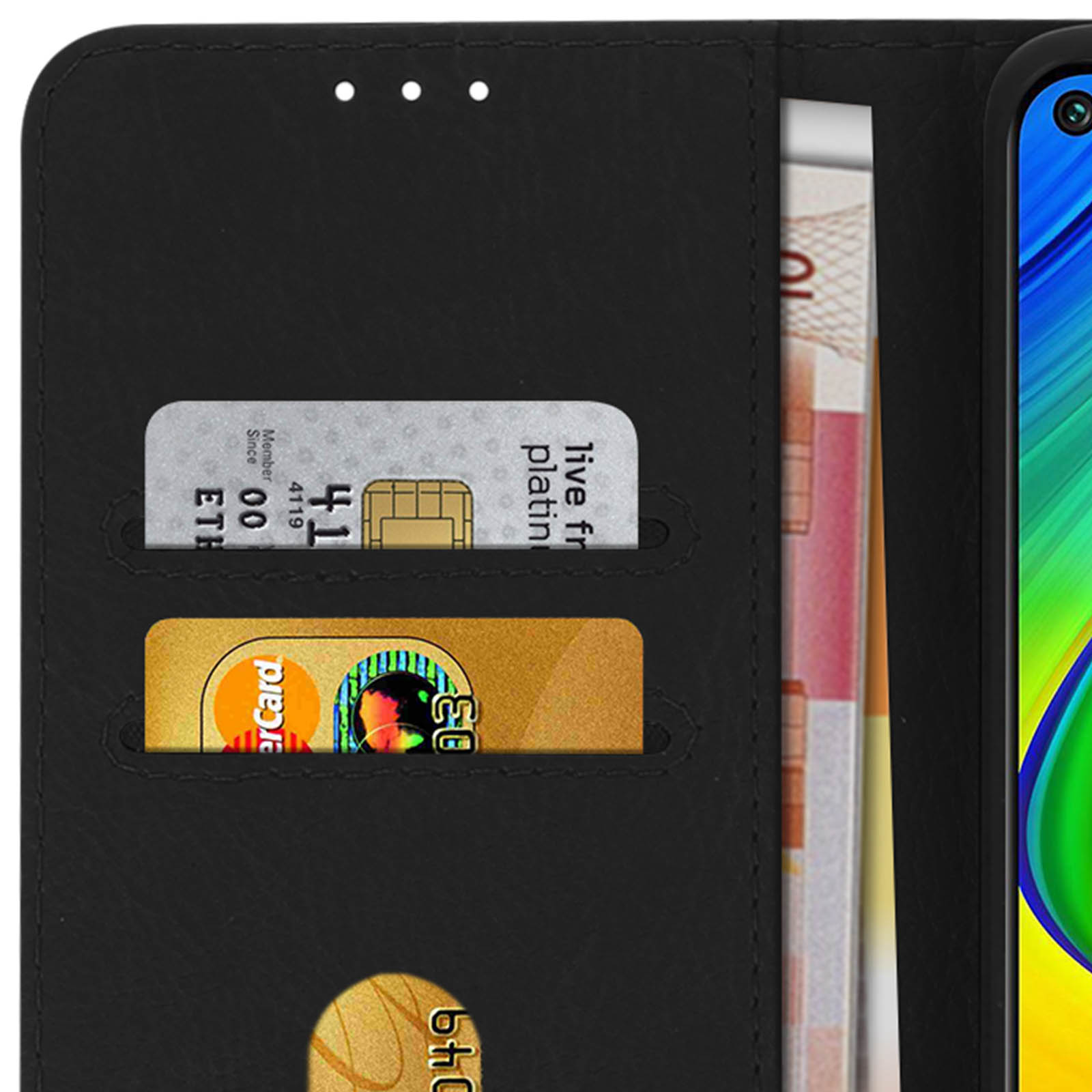 Détail de l'étui. Cartes et argent à l'intérieur. Téléphone à droite.