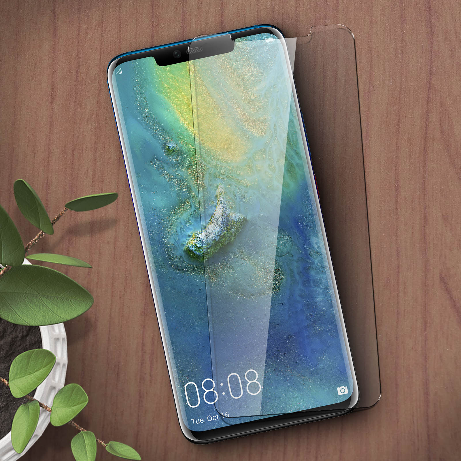 Telefono con protezione schermo. Il telefono è su una superficie di legno. L'ora è 08:08 sullo schermo.