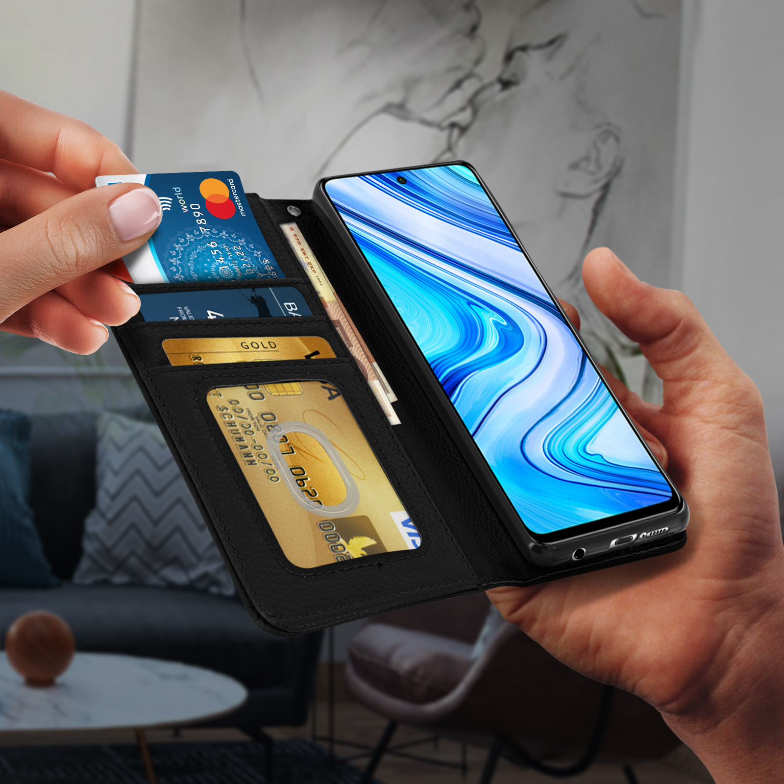 Een hand die een open telefoonhoes vasthoudt met kaarten en geld. De telefoon is zichtbaar.