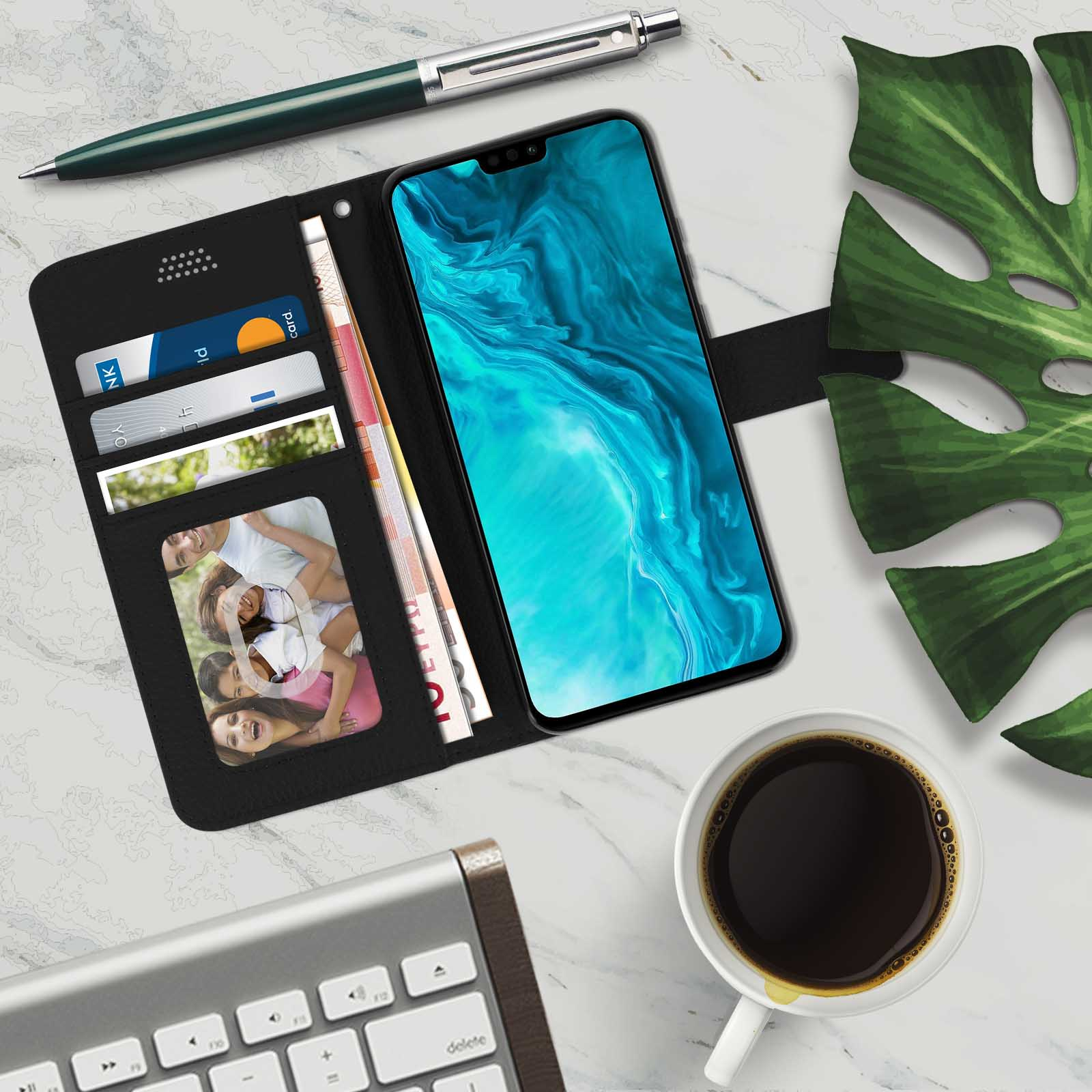 Telefoon in een portemonnee-hoesje met kaarten en geld, met een kopje koffie.