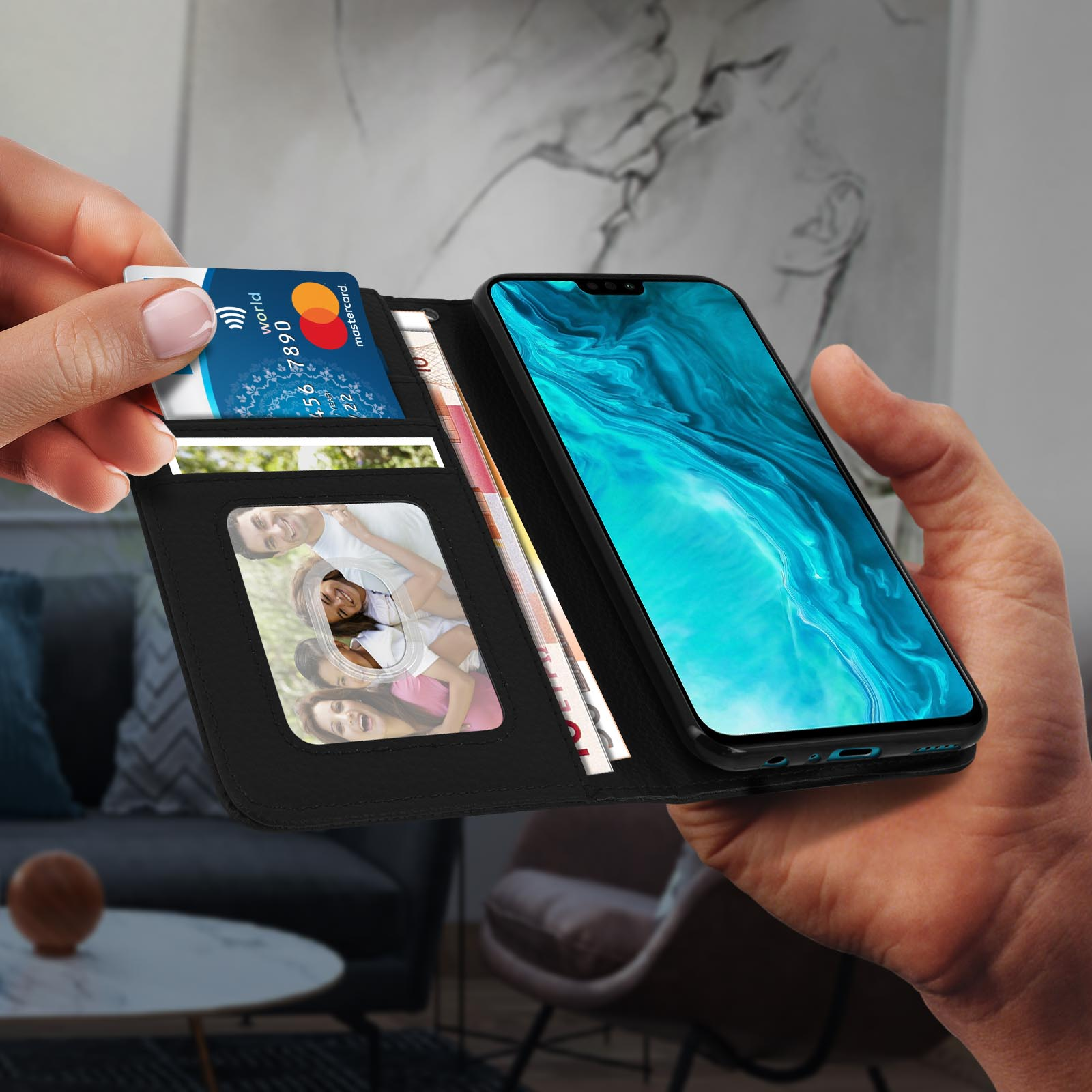 Een zwarte telefoonhoes met een telefoon, kaarten en geld erin.