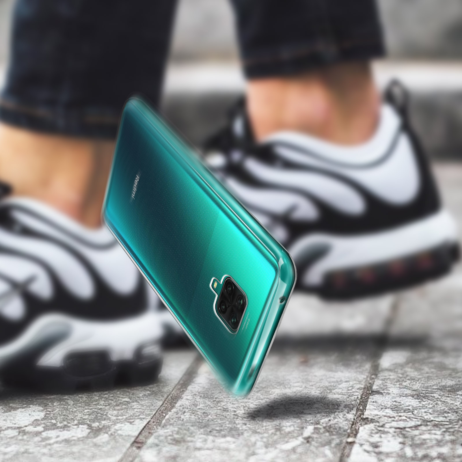 Coque de téléphone verte. Le téléphone est dans une paire de chaussures. L'arrière-plan est flou.