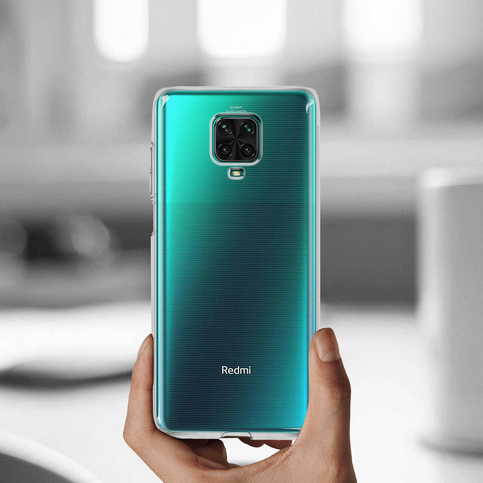 Mano che tiene un telefono in una custodia trasparente. Schermo sfumato verde e blu. Logo Redmi.