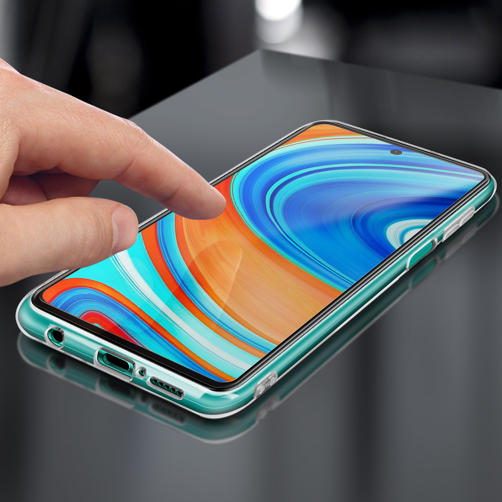 Una mano tocca lo schermo di un telefono, con una custodia trasparente.