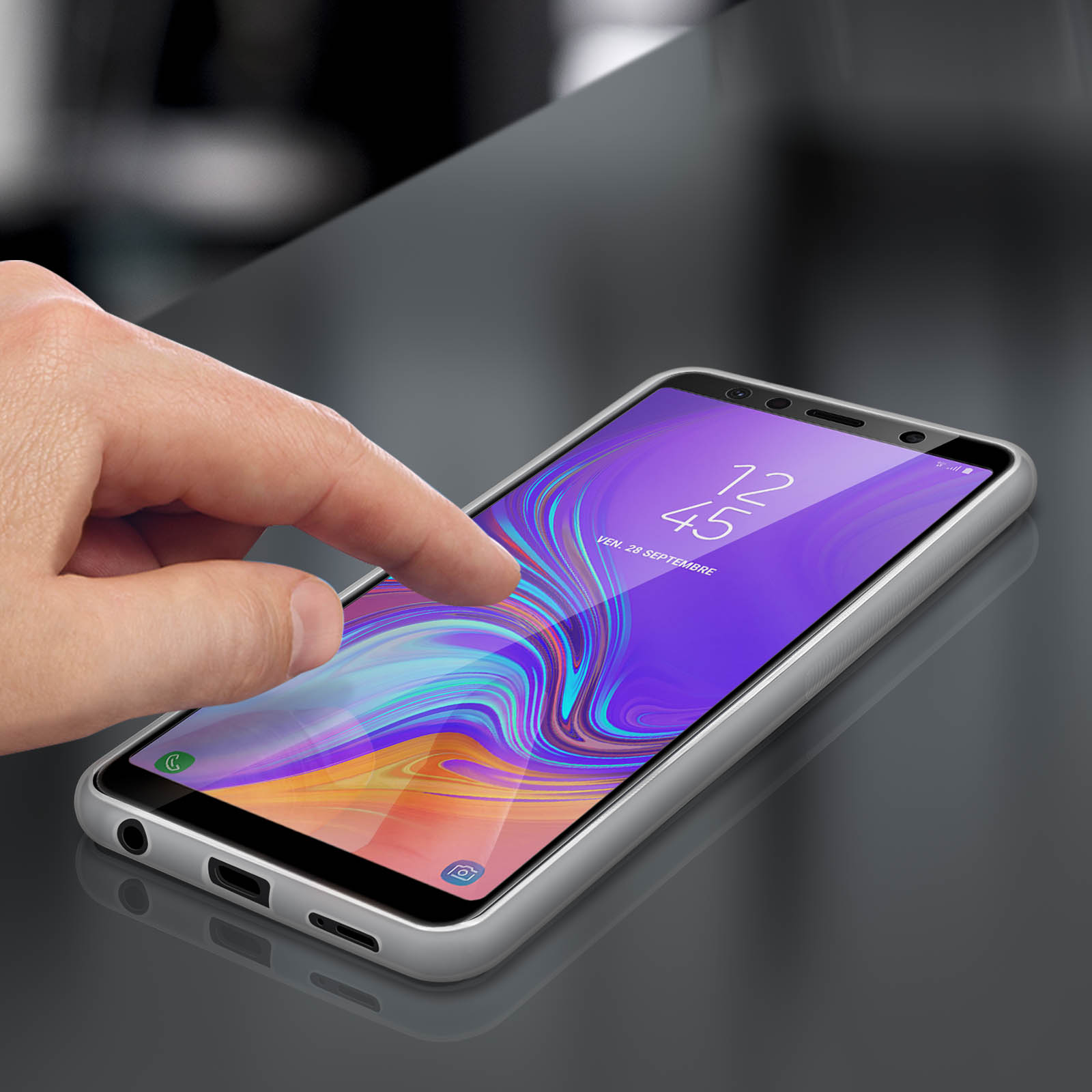 Eine Hand berührt einen Telefonbildschirm. Das Telefon hat ein lila Display mit Uhrzeit.