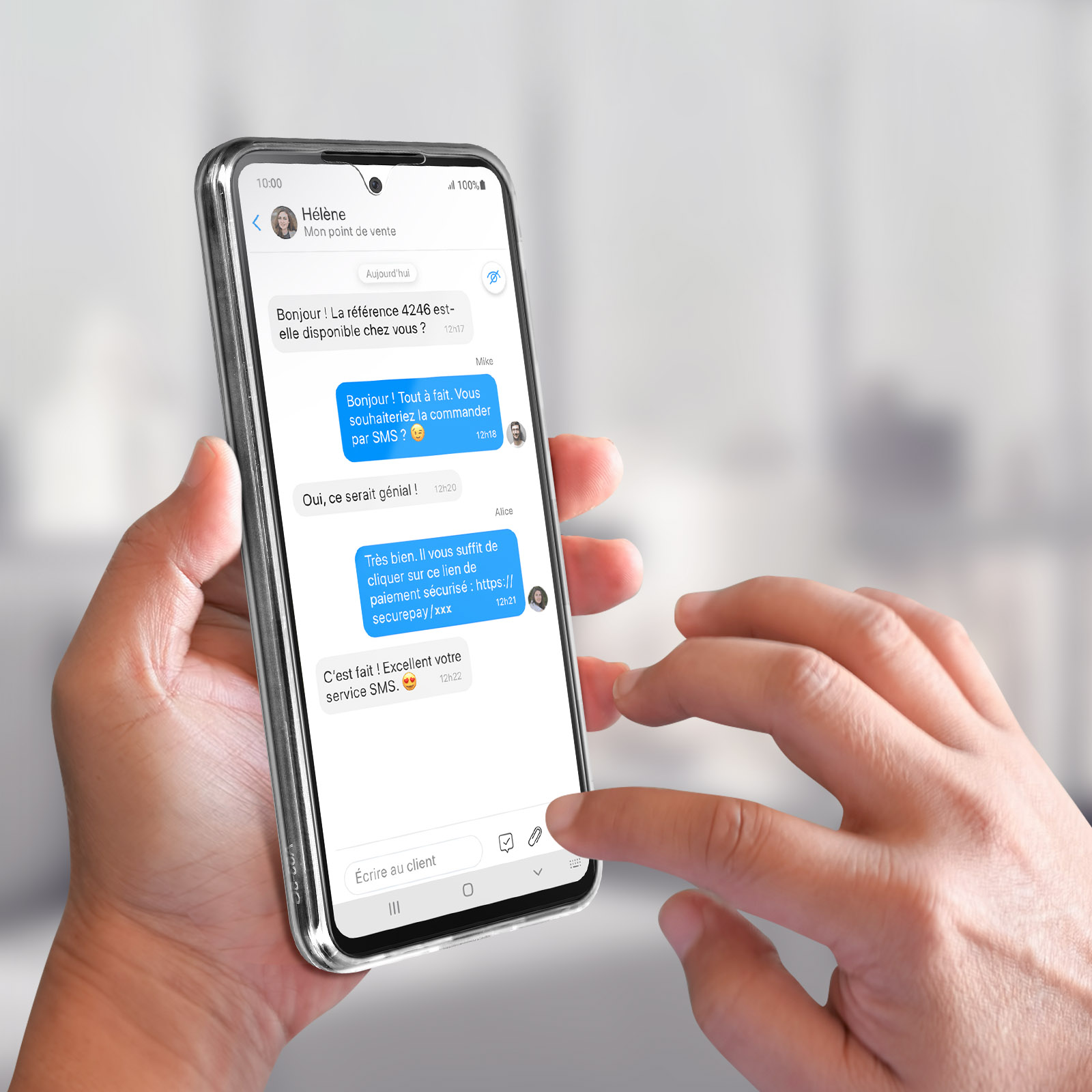Une personne tenant un téléphone avec une conversation texte à l'écran. Le téléphone a une coque transparente.