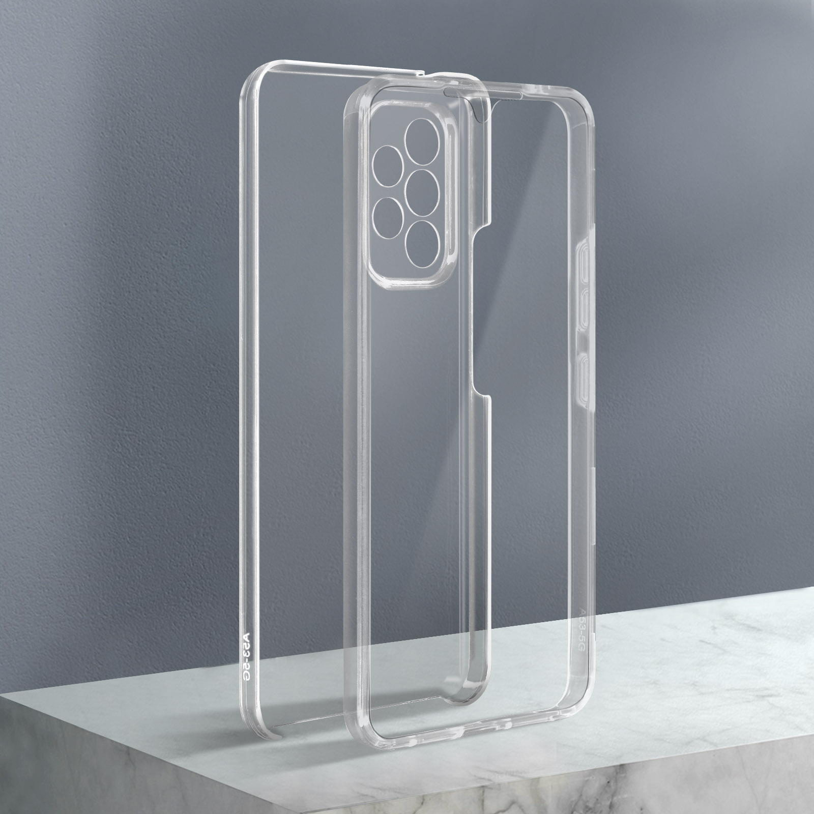 Twee doorzichtige telefoonhoesjes liggen op een marmeren oppervlak tegen een grijze achtergrond. De hoesjes zijn leeg.