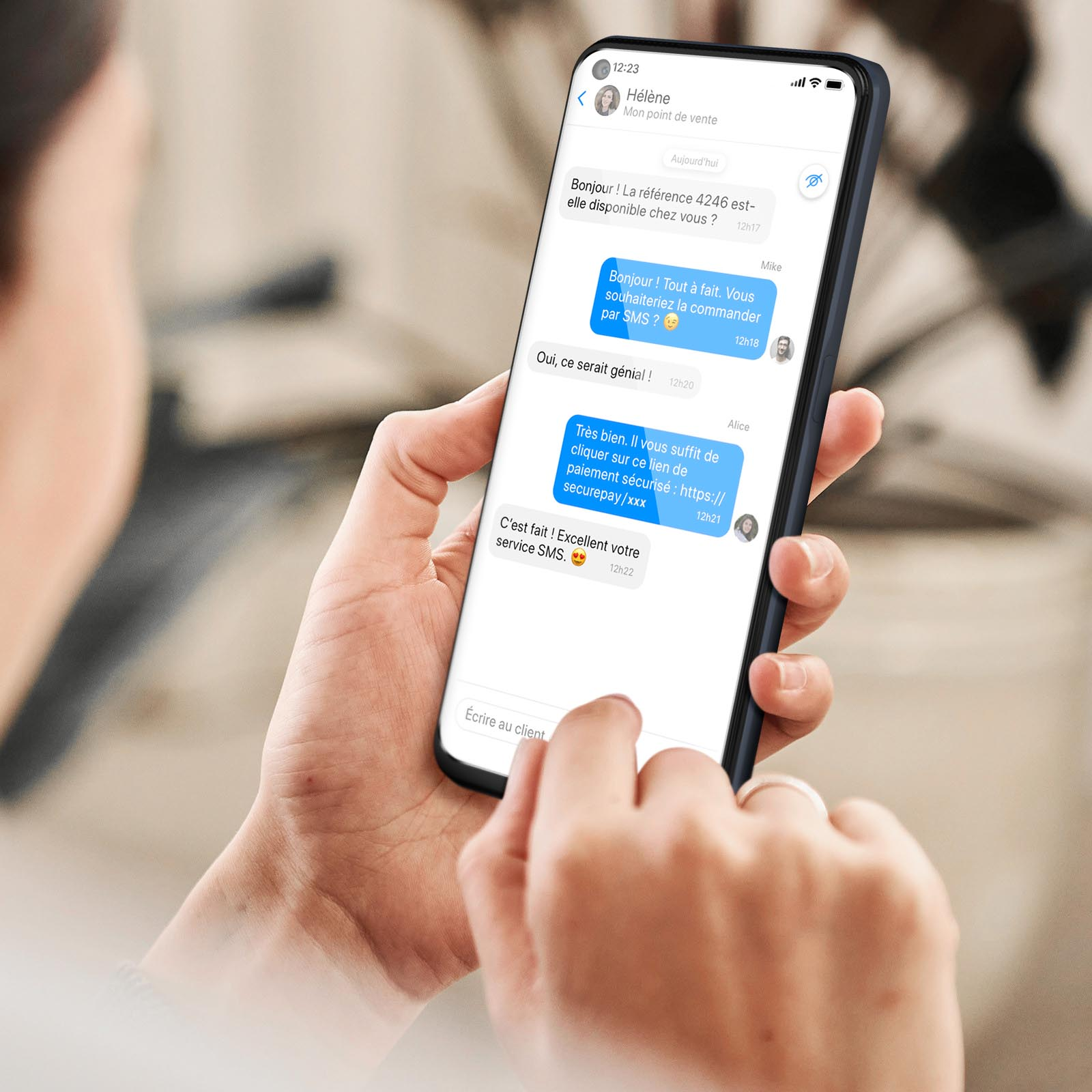 Una persona tiene in mano un telefono con una conversazione sullo schermo. Messaggi SMS visibili.