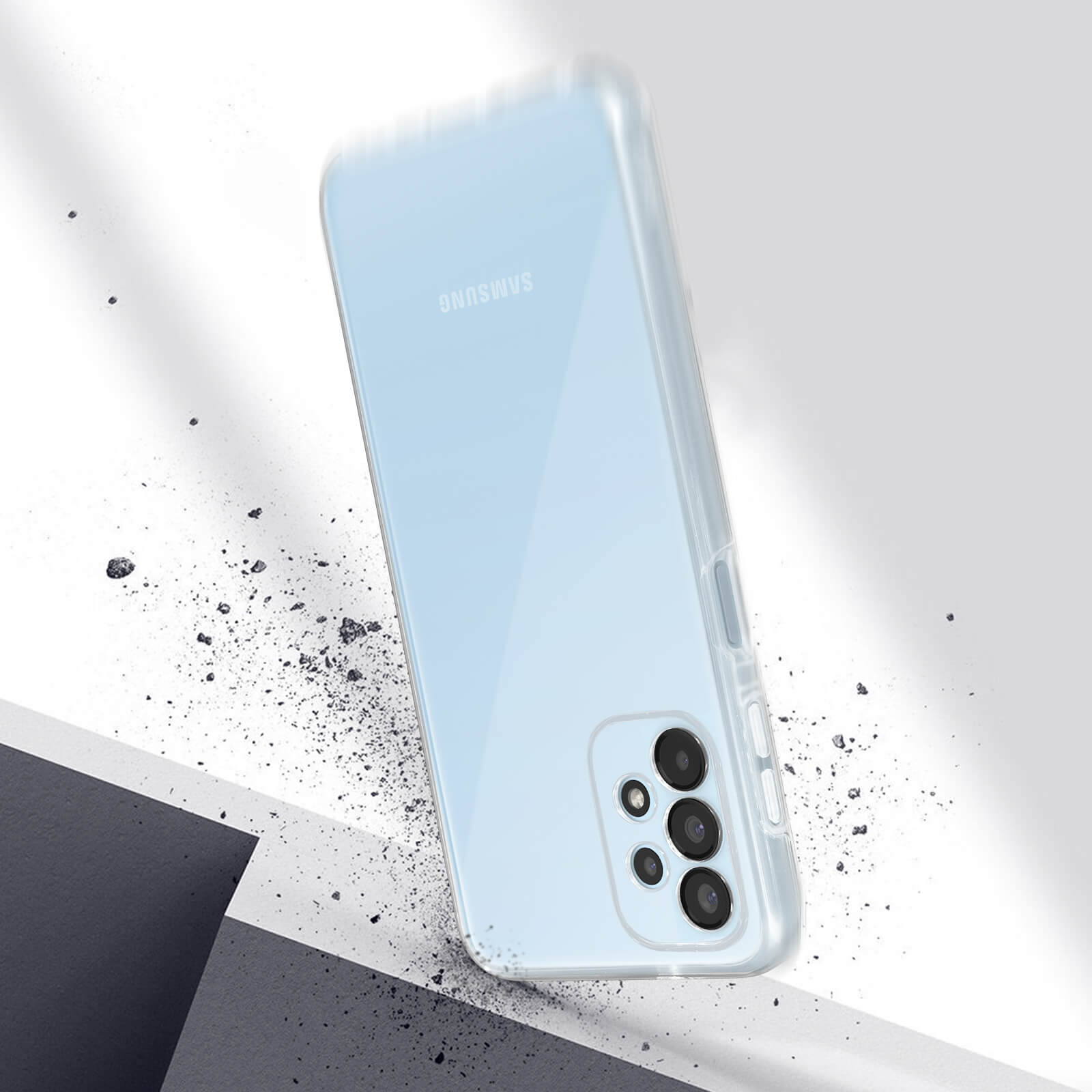 Una custodia trasparente per telefono, angolata, apparentemente in caduta. Telefono azzurro visibile. Punti neri.