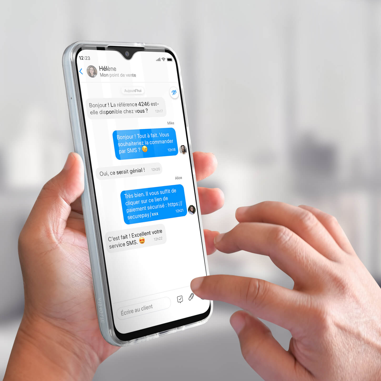 Una mano che tiene un telefono che mostra una conversazione in chat. Il telefono ha una custodia trasparente.