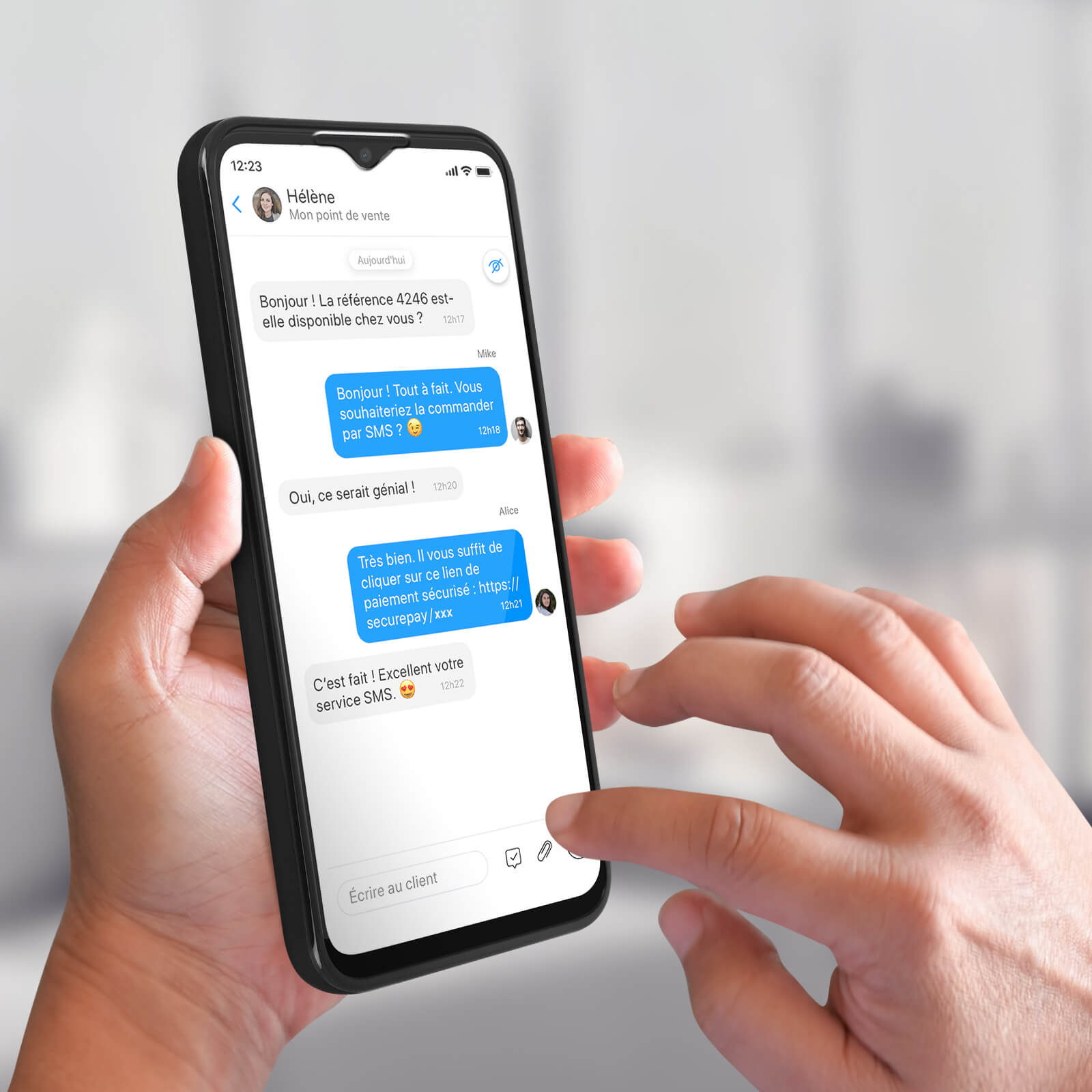 Una persona che tiene in mano uno smartphone che mostra una conversazione di messaggi di chat.