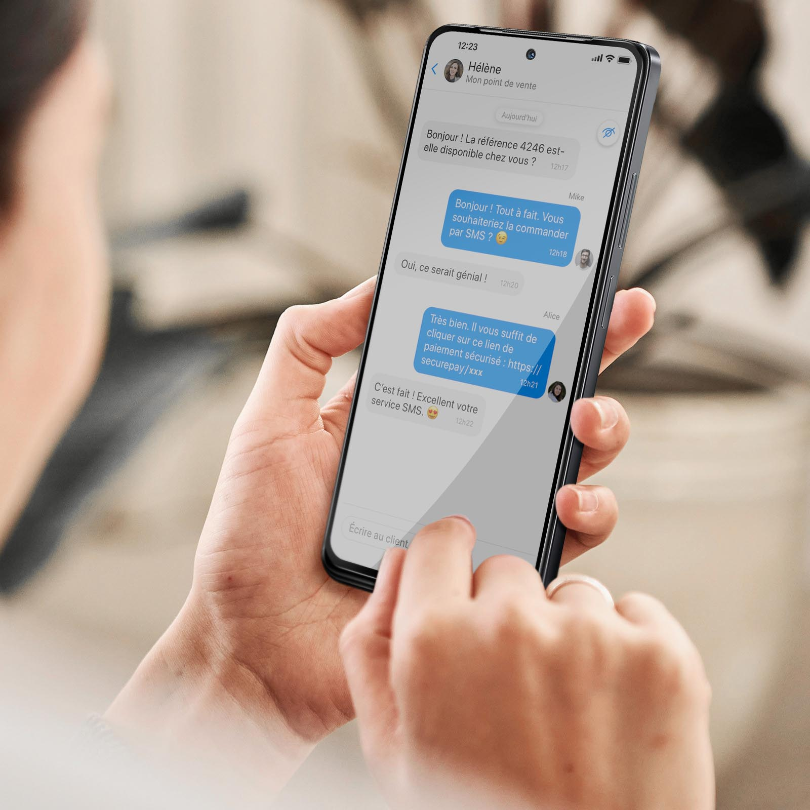 Mani che tengono un telefono che mostra messaggi di testo. Il telefono è in una custodia.