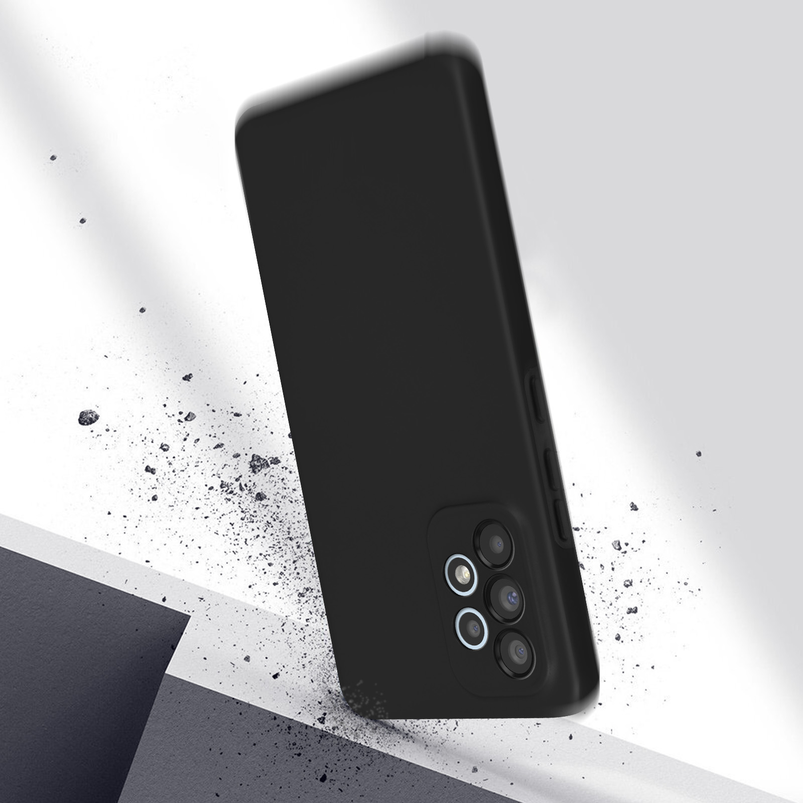 Zwarte telefoonhoes die valt. De hoes heeft een cameramodule met drie lenzen. Puin is verspreid.