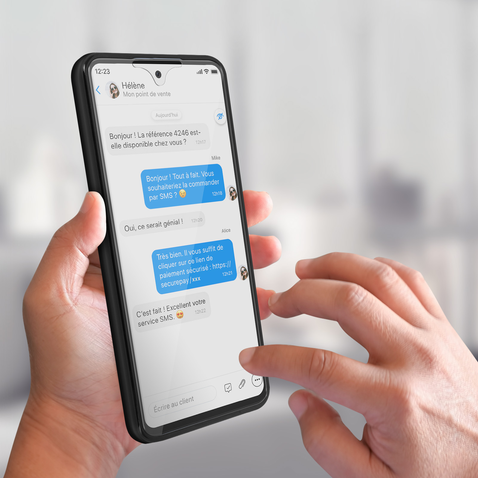 Een hand houdt een telefoon vast met een gesprek. Het scherm toont berichten. De achtergrond is vaag.