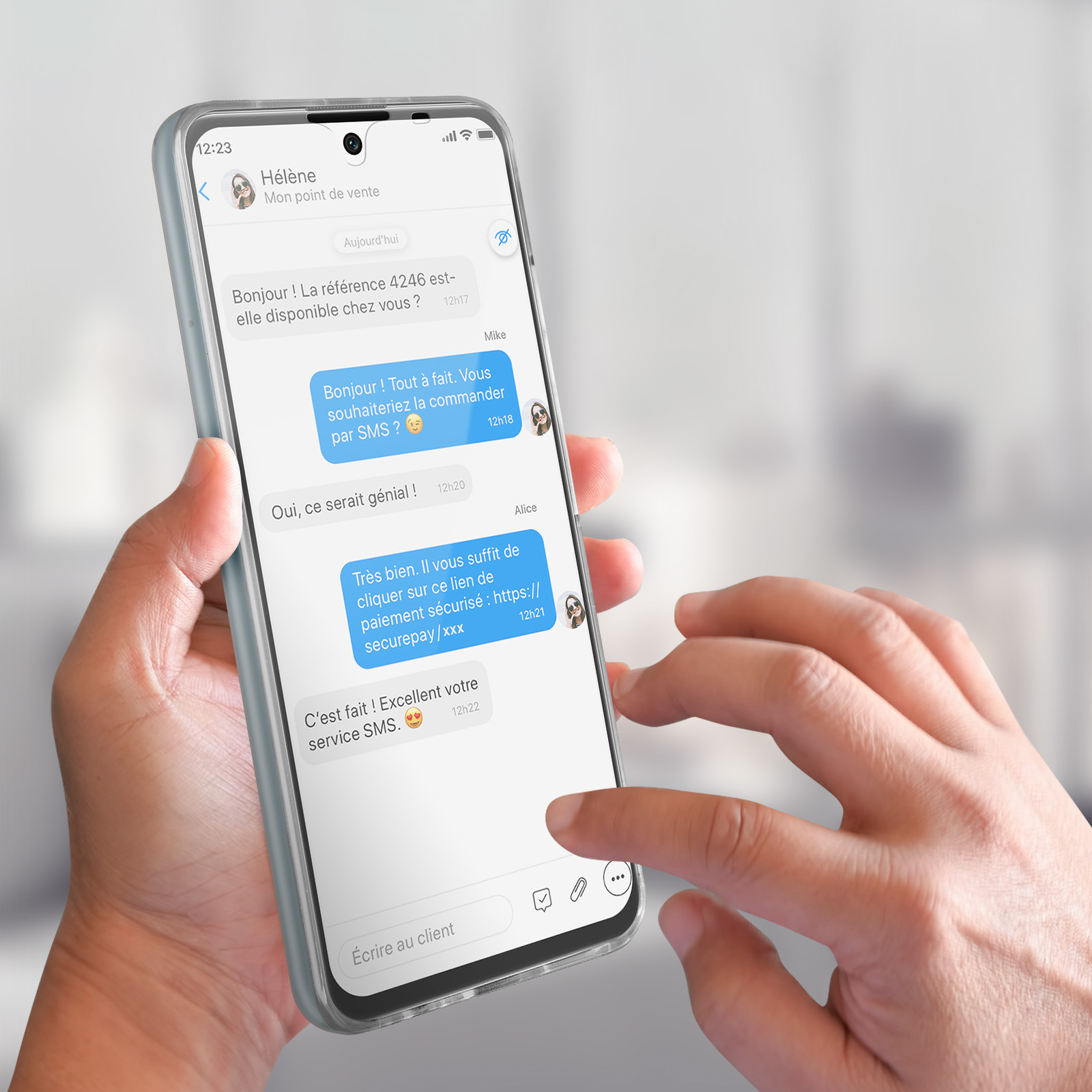 Un écran de téléphone affichant une conversation de messages, avec la main d'une personne touchant l'écran.