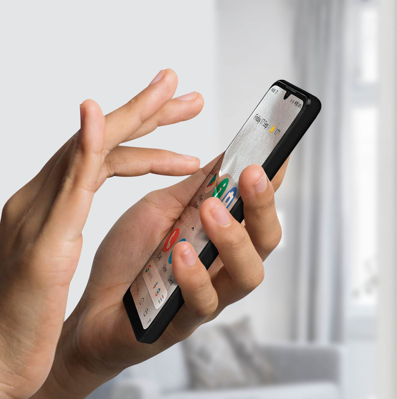 Main tient un téléphone, affichant des applications. Téléphone dans un étui noir. Arrière-plan flou.