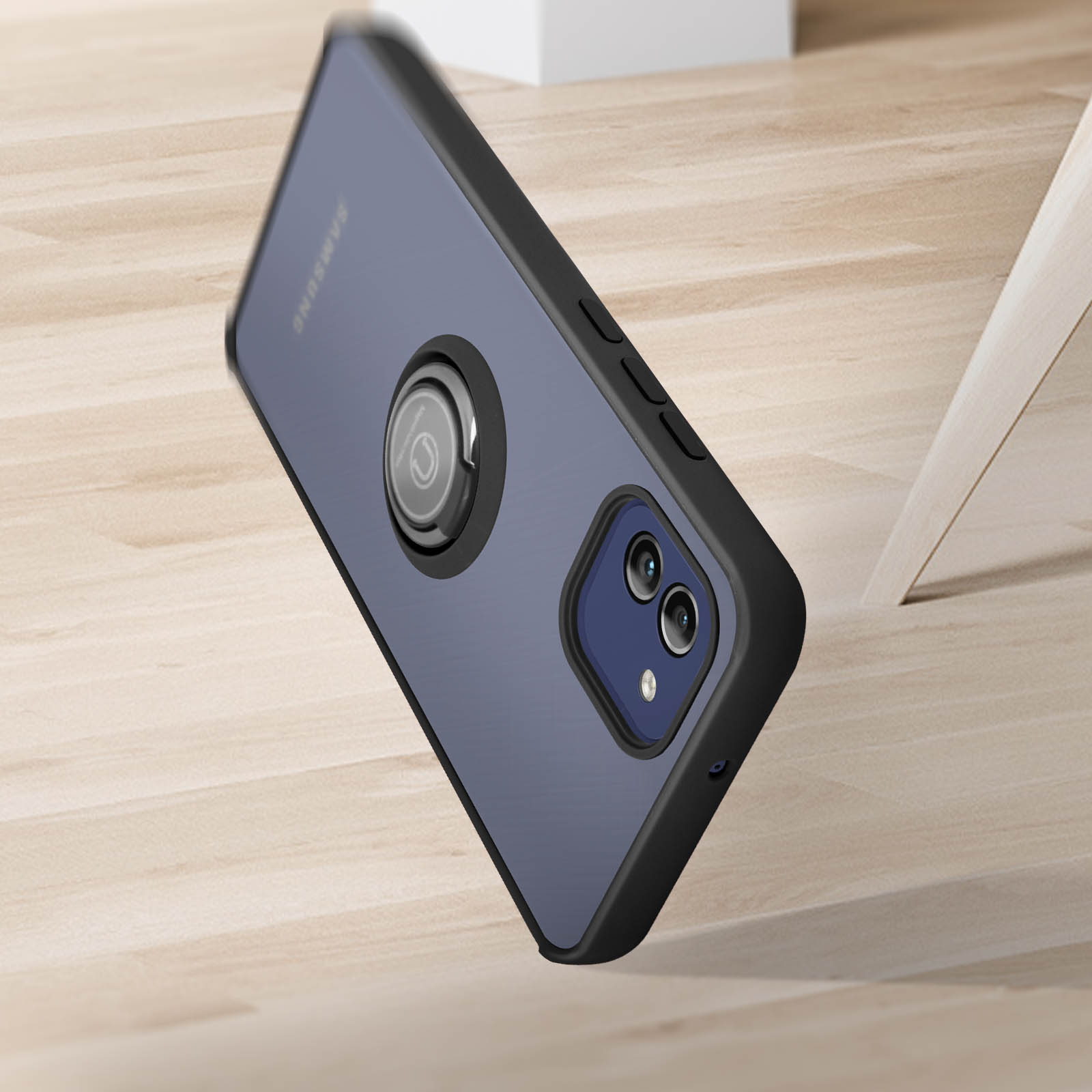 Une coque de téléphone sur une surface en bois. La coque a un support d'anneau à l'arrière.