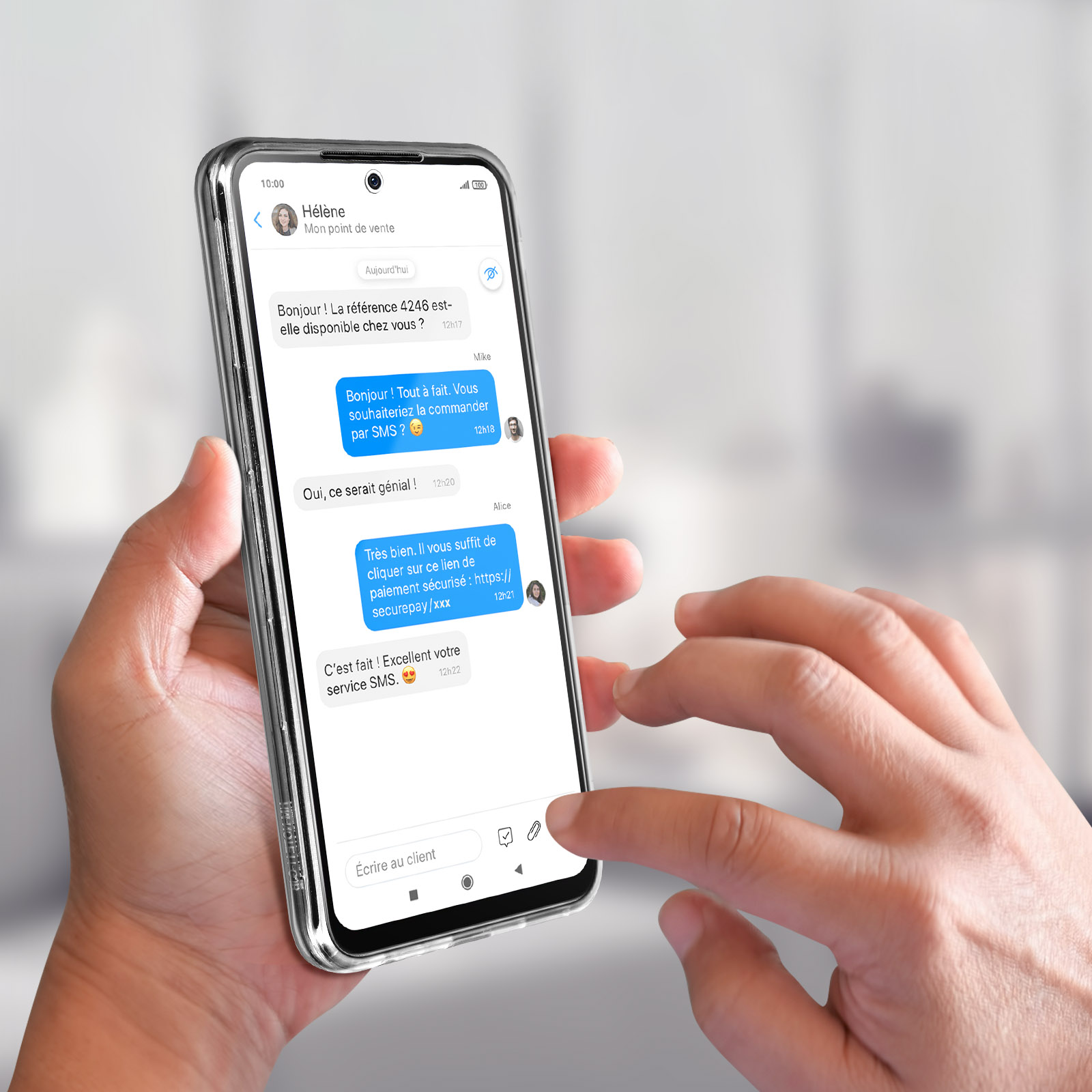 Mano che tiene uno smartphone, mostra una conversazione chat con messaggi.