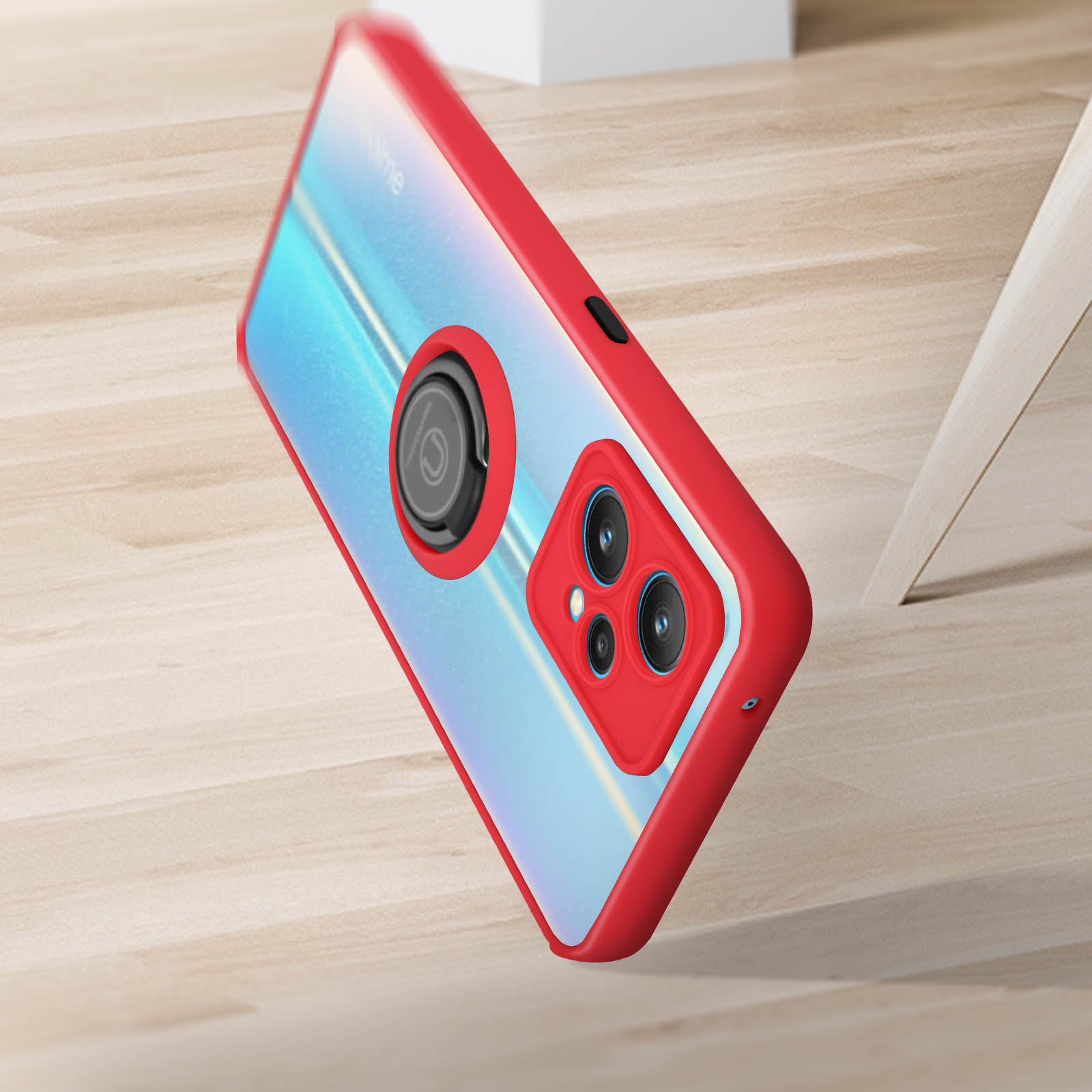 Custodia per telefono rossa su superficie in legno, con custodia trasparente per telefono a tre fotocamere.