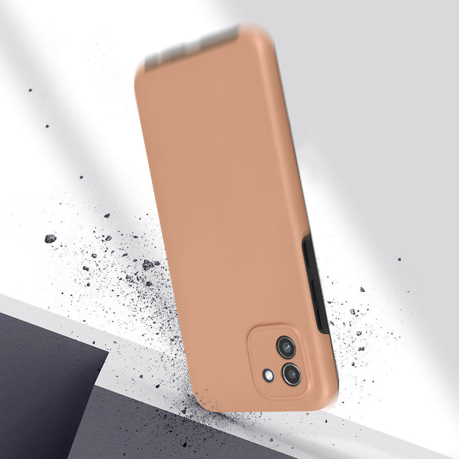 Un telefono color pesca che cade, circondato da piccole particelle, su uno sfondo chiaro.