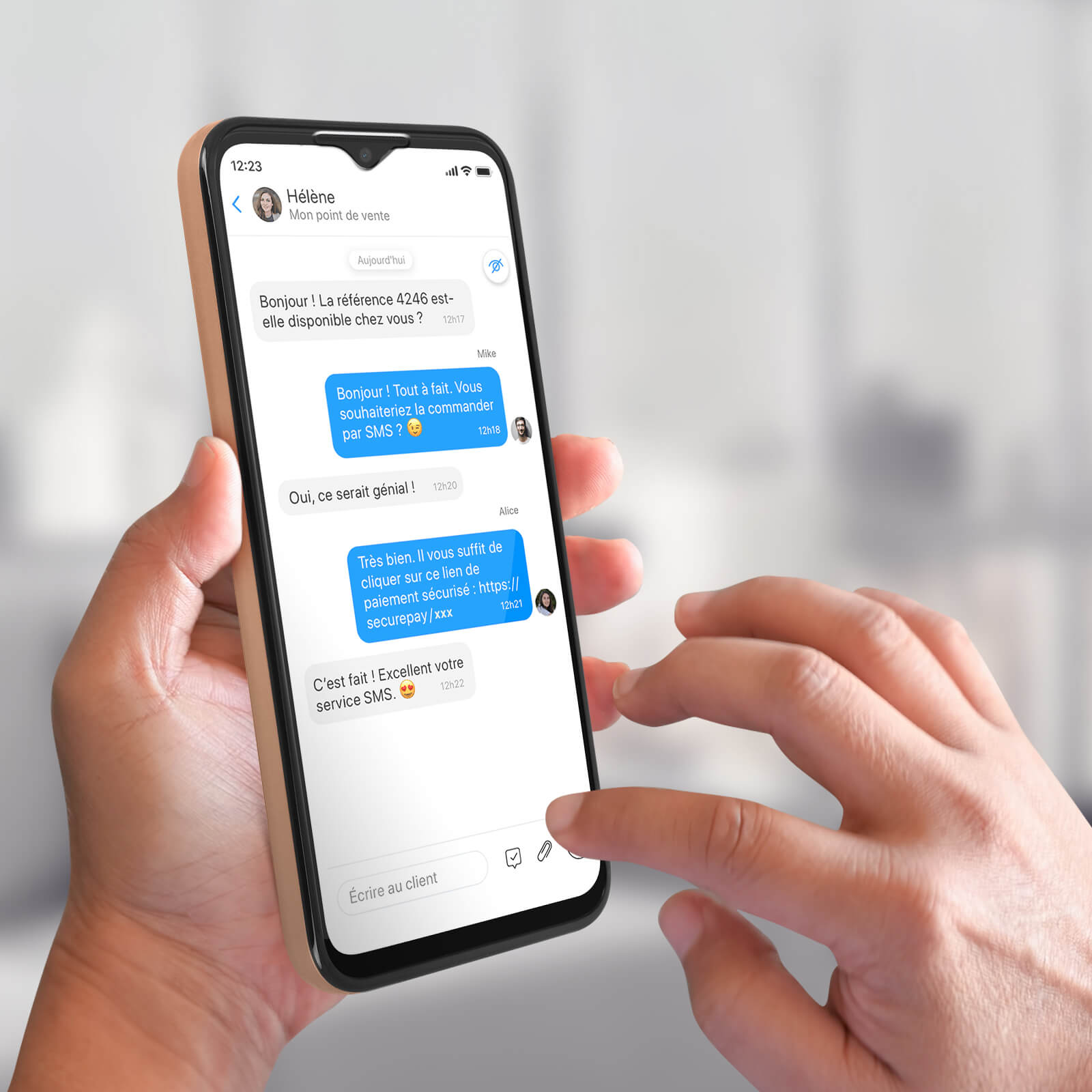 Una mano che tiene un telefono che mostra una conversazione di messaggi di testo. Il telefono è in una custodia beige.