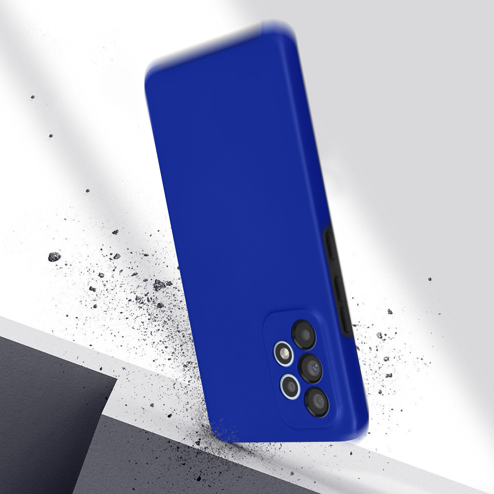 Coque de téléphone bleue tombant, avec des débris éparpillés. La coque est inclinée vers le spectateur.
