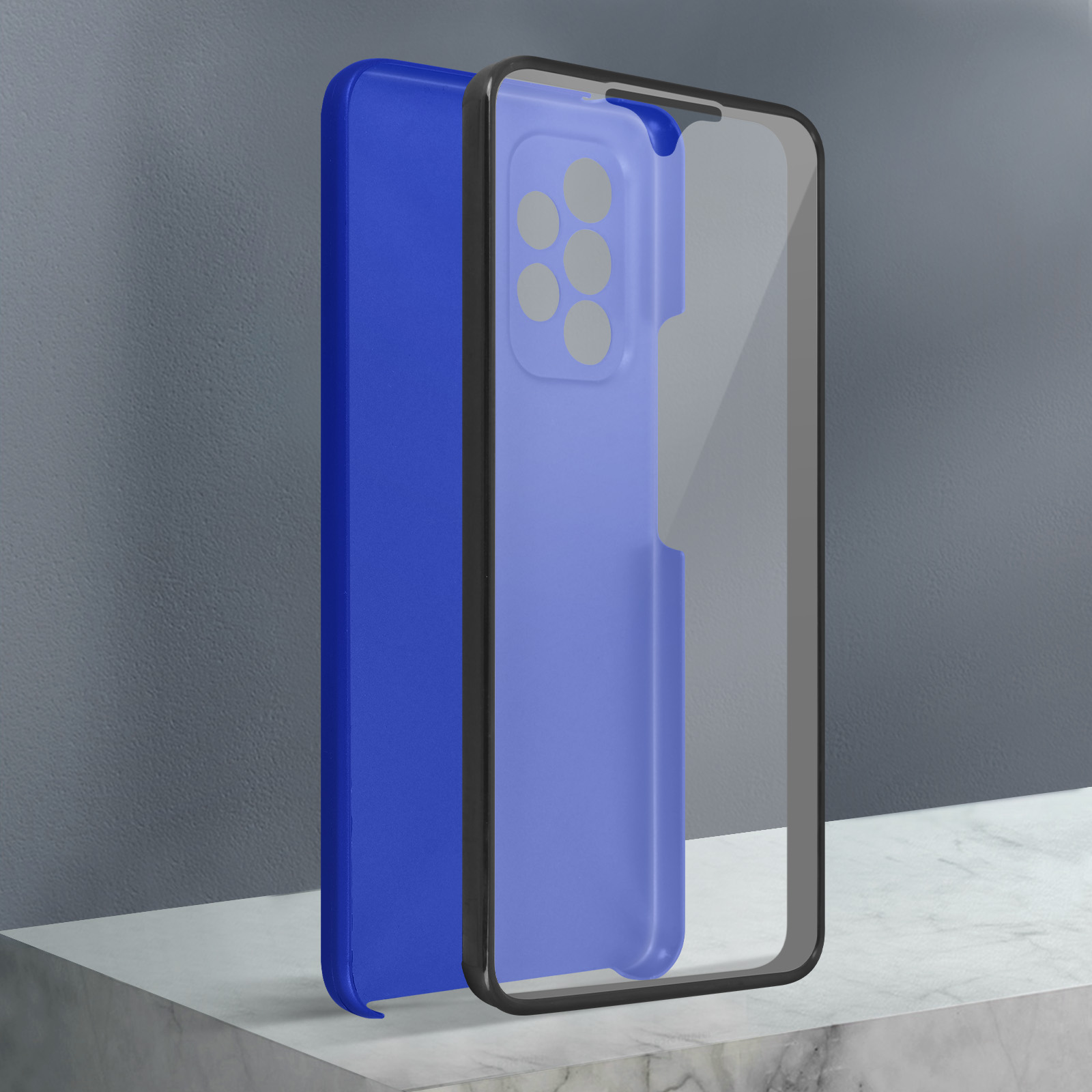 Une coque de téléphone bleue, avec un cadre noir, sur une surface blanche, sur fond gris.