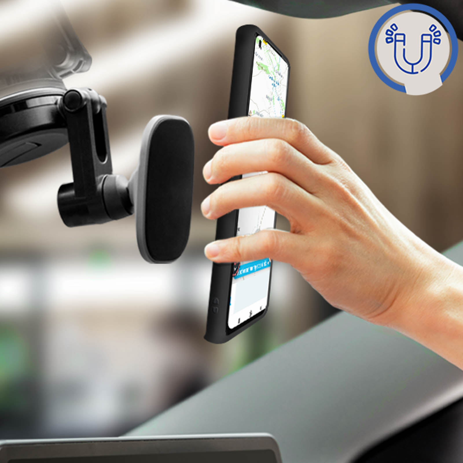 Main tenant un téléphone avec une carte sur l'écran. Le téléphone est monté sur le pare-brise d'une voiture.