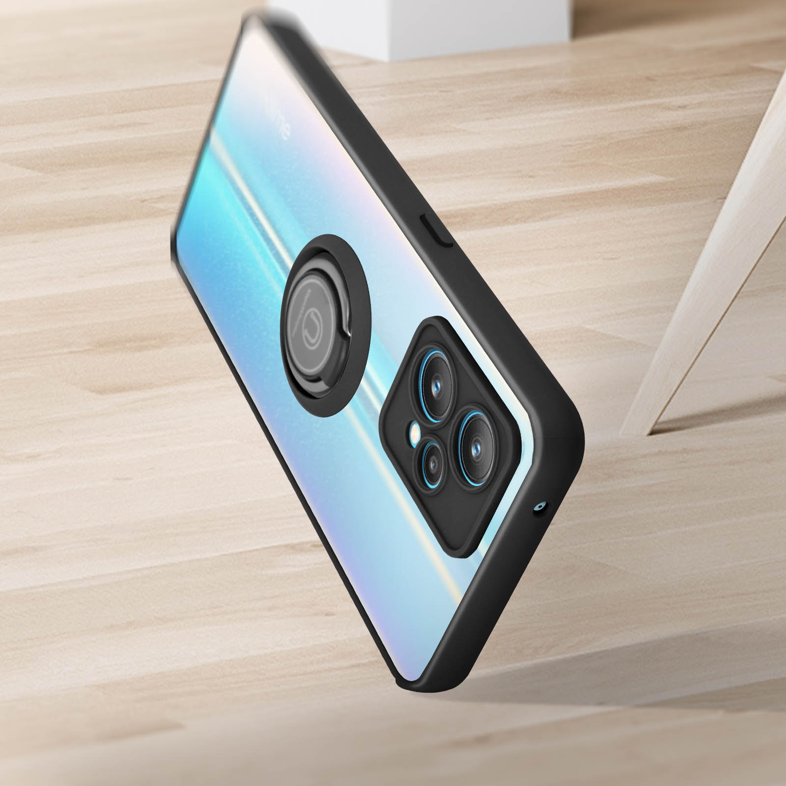 Telefoonhoesje met een cirkelvormige ringhouder op een houten oppervlak. Het ontwerp van de achterkant is zichtbaar.