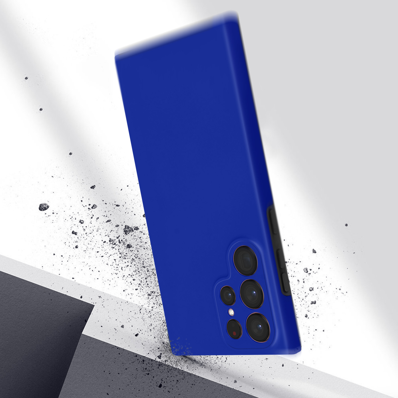 Une coque de téléphone bleue qui tombe. De petits débris en l'air, sur fond blanc et gris.
