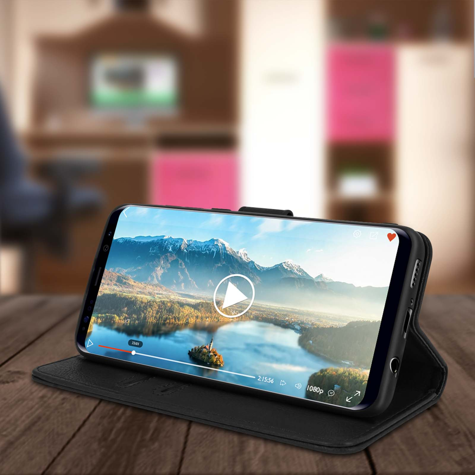 Telefoon in zwarte hoes, toont video op een meer. De hoes is open.