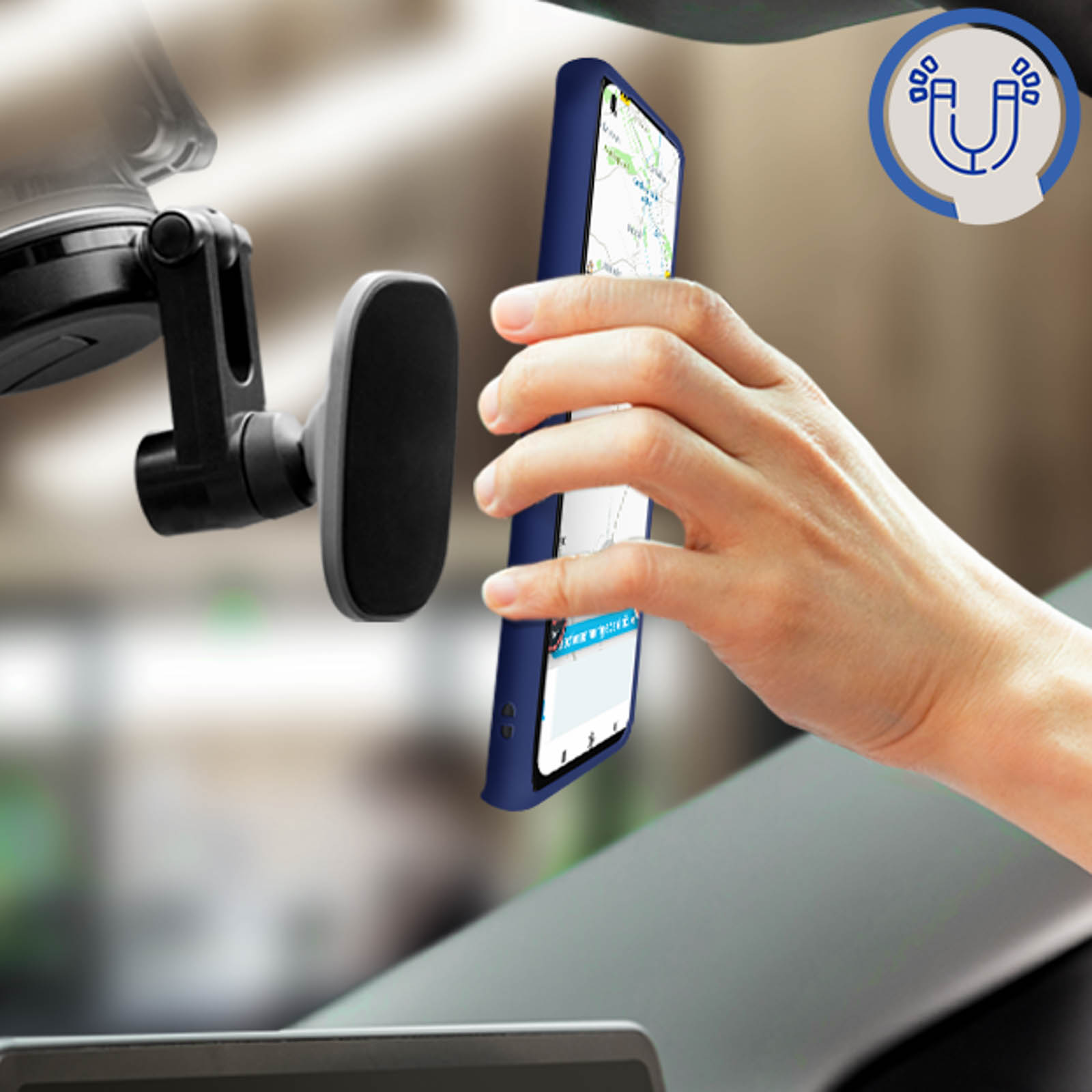 Une main place un téléphone dans un étui bleu sur un support de voiture. Une carte est affichée.