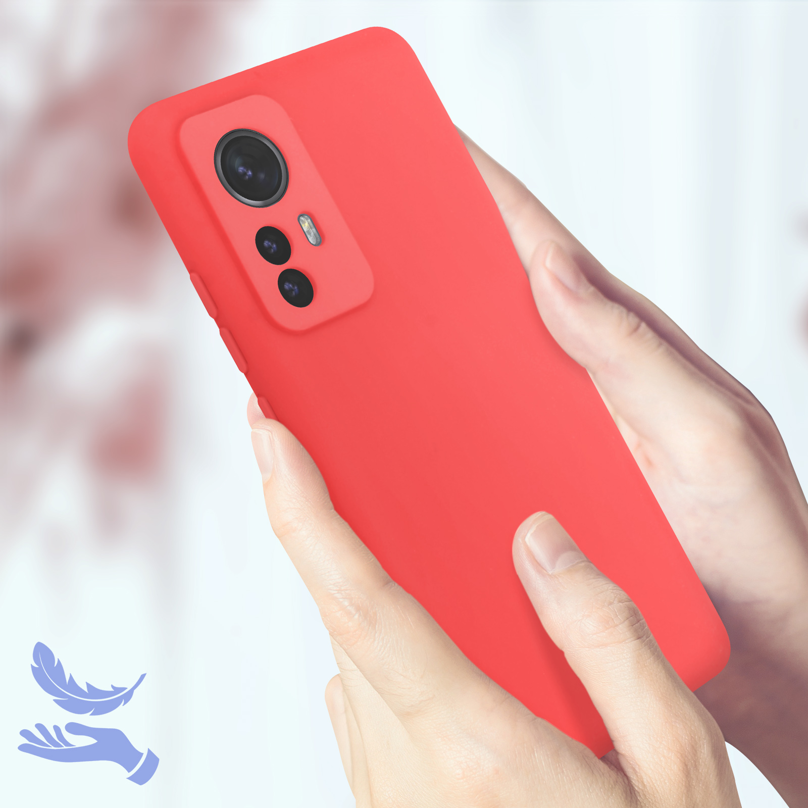 Mani che tengono una custodia rossa. La custodia ha ritagli per la fotocamera. Custodia rossa, sfondo bianco, icona piuma.