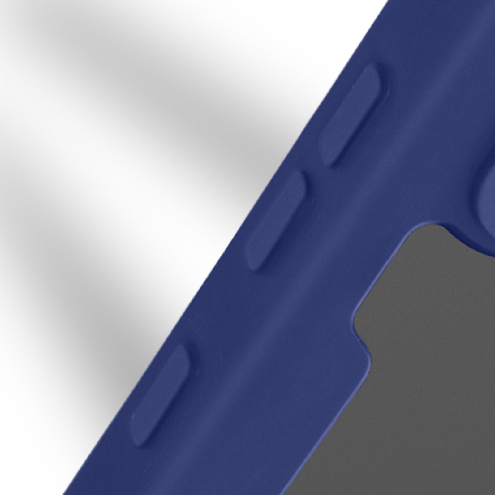 Een close-up van een donkerblauwe telefoonhoes. Het heeft een matte afwerking met verhoogde knoppen.