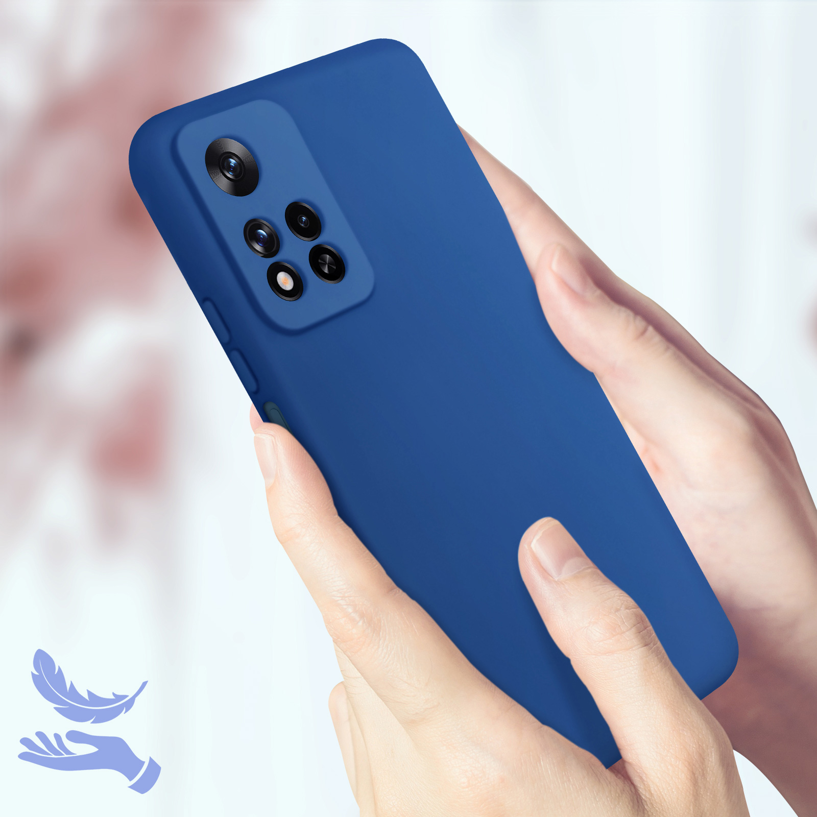 Mains tenant une coque bleue. Le téléphone a plusieurs caméras.