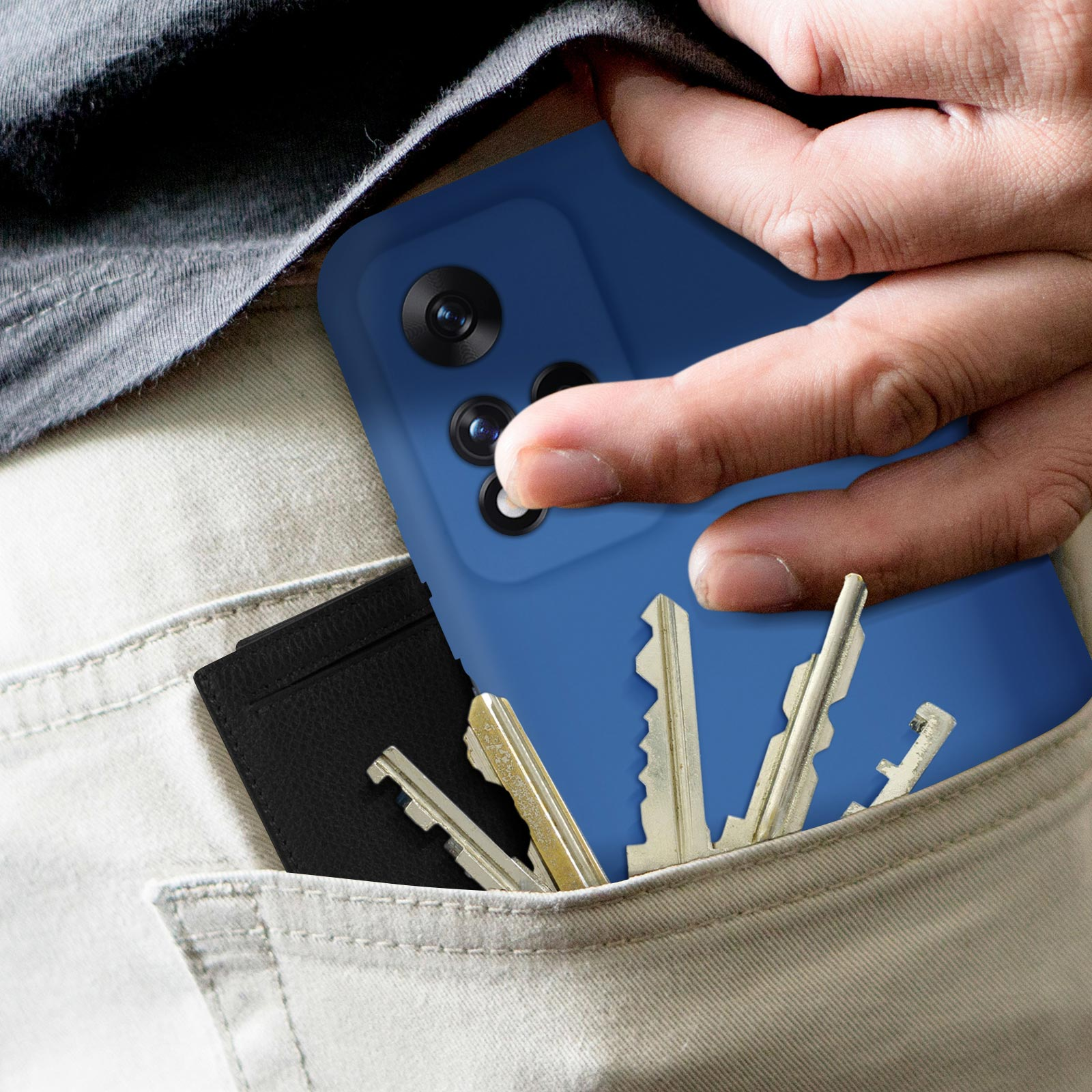 Hand in zak met telefoon. Sleutels en kaarthouder ook in zak.