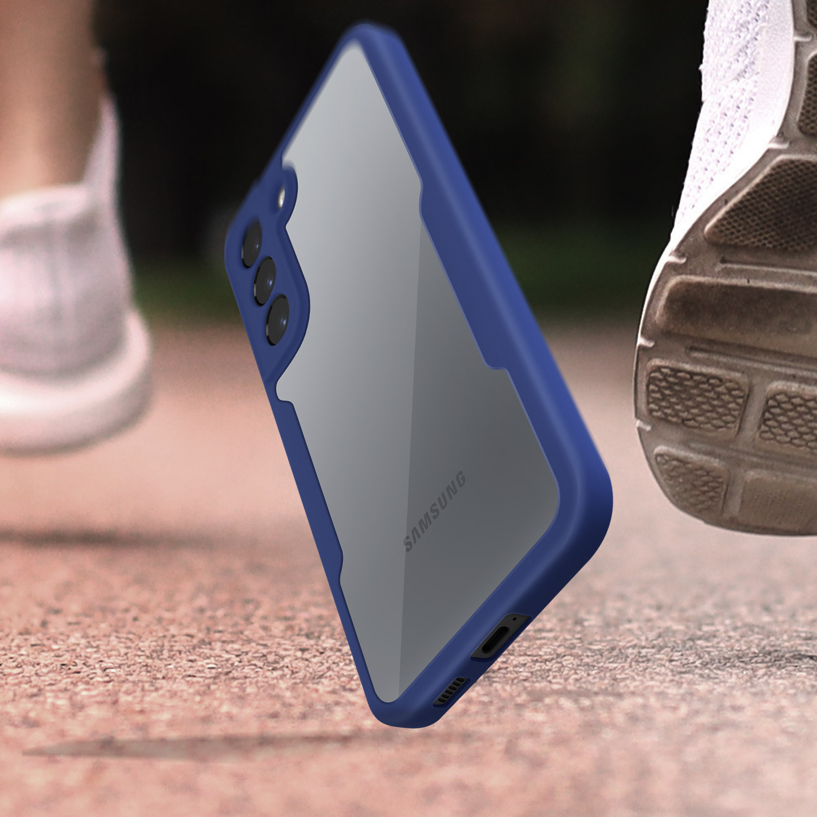 Una custodia blu per telefono sta cadendo. Una persona sta correndo. Una scarpa è in primo piano.
