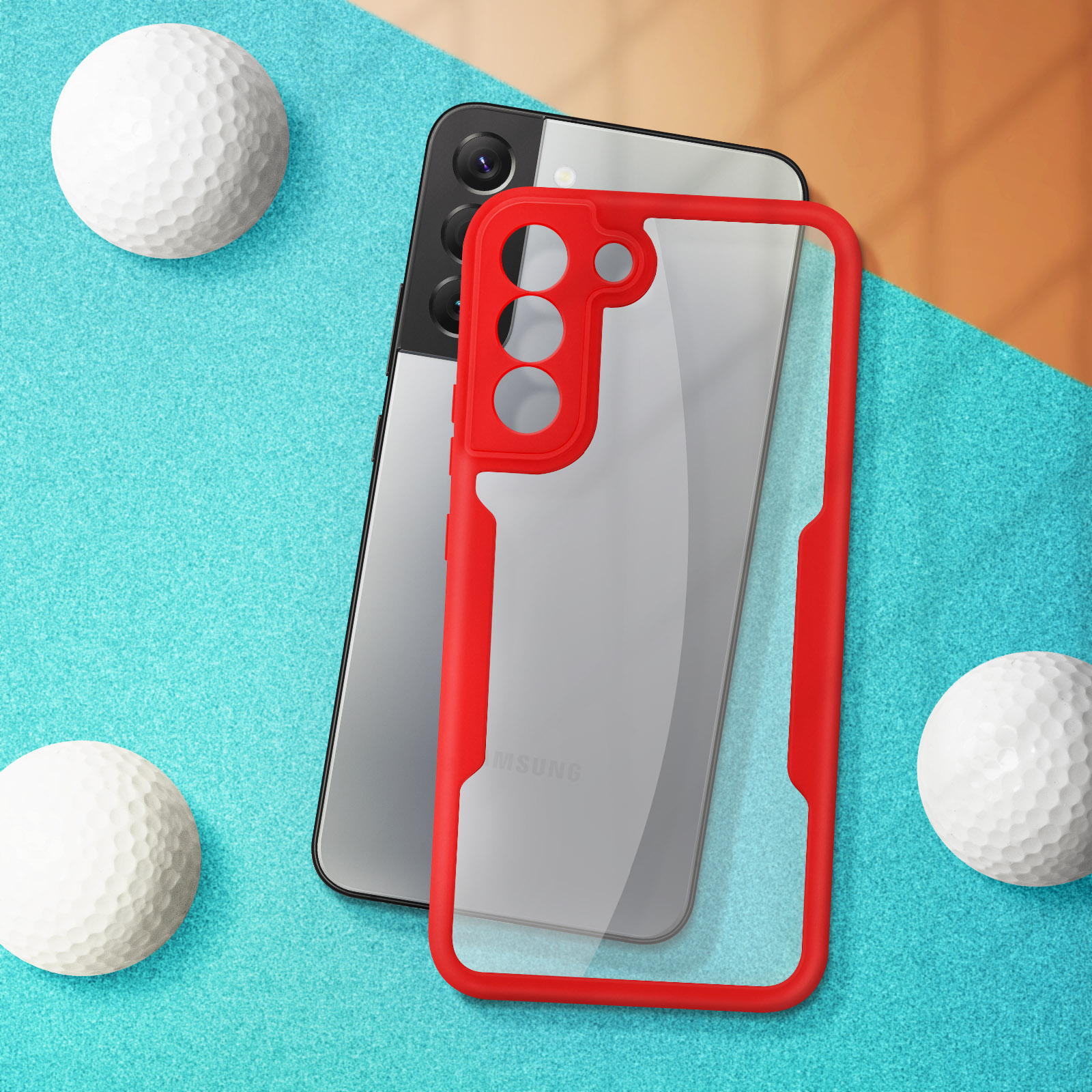 Telefono all'interno di una custodia rossa e trasparente. Il telefono è su una superficie blu con palline da golf.