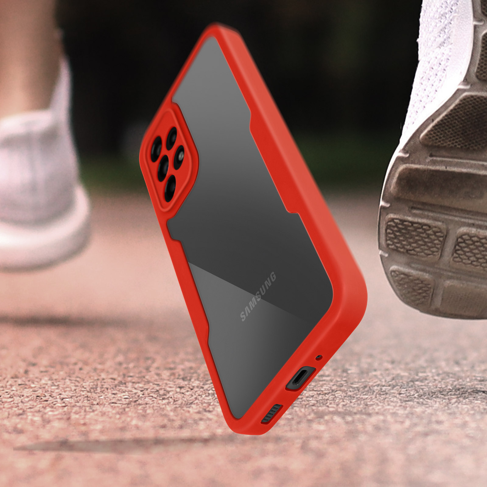 Rode telefoonhoes met doorzichtige achterkant. Hardloopschoenen op de achtergrond.