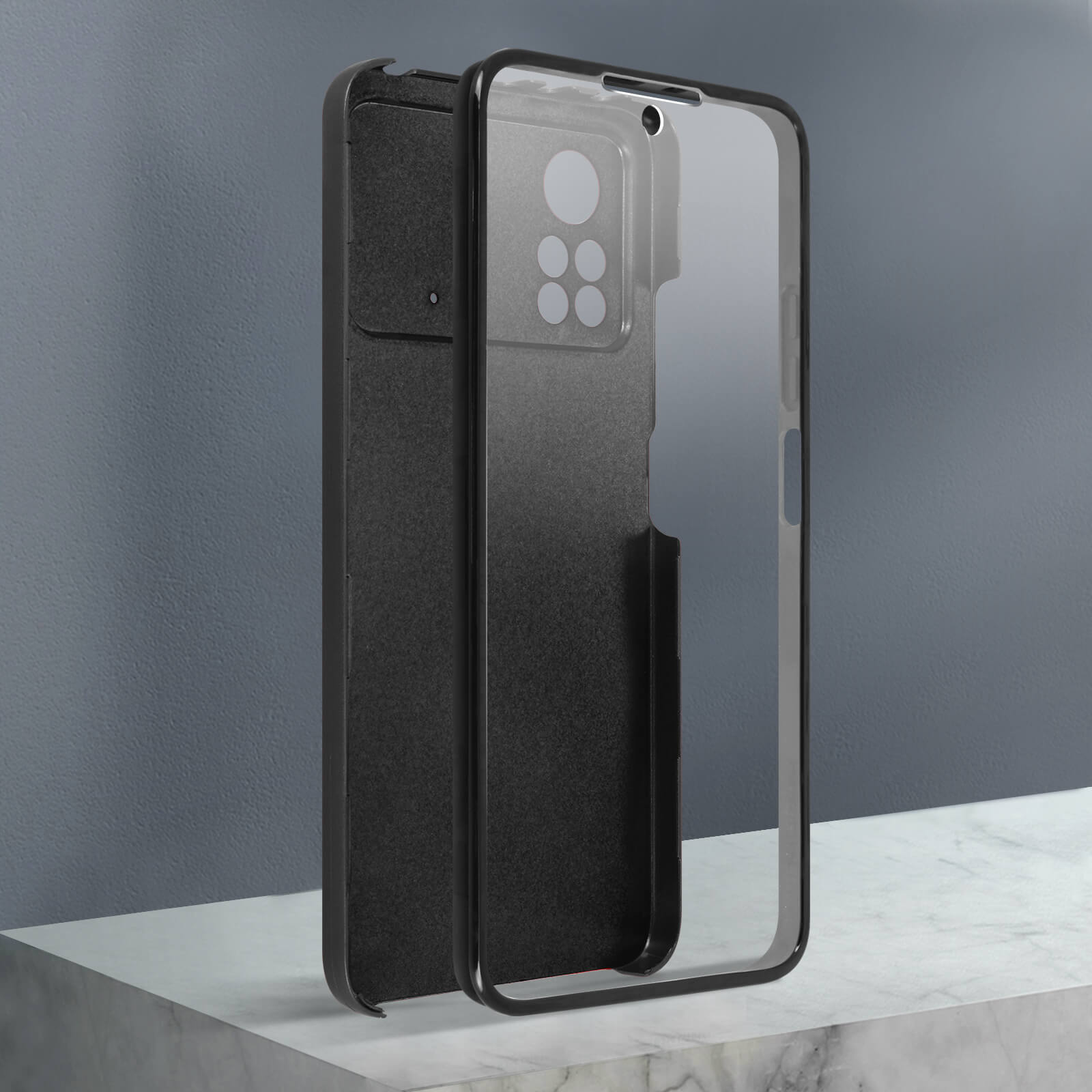 Un étui de téléphone avec un dos transparent et un intérieur noir, avec un mur gris en arrière-plan.