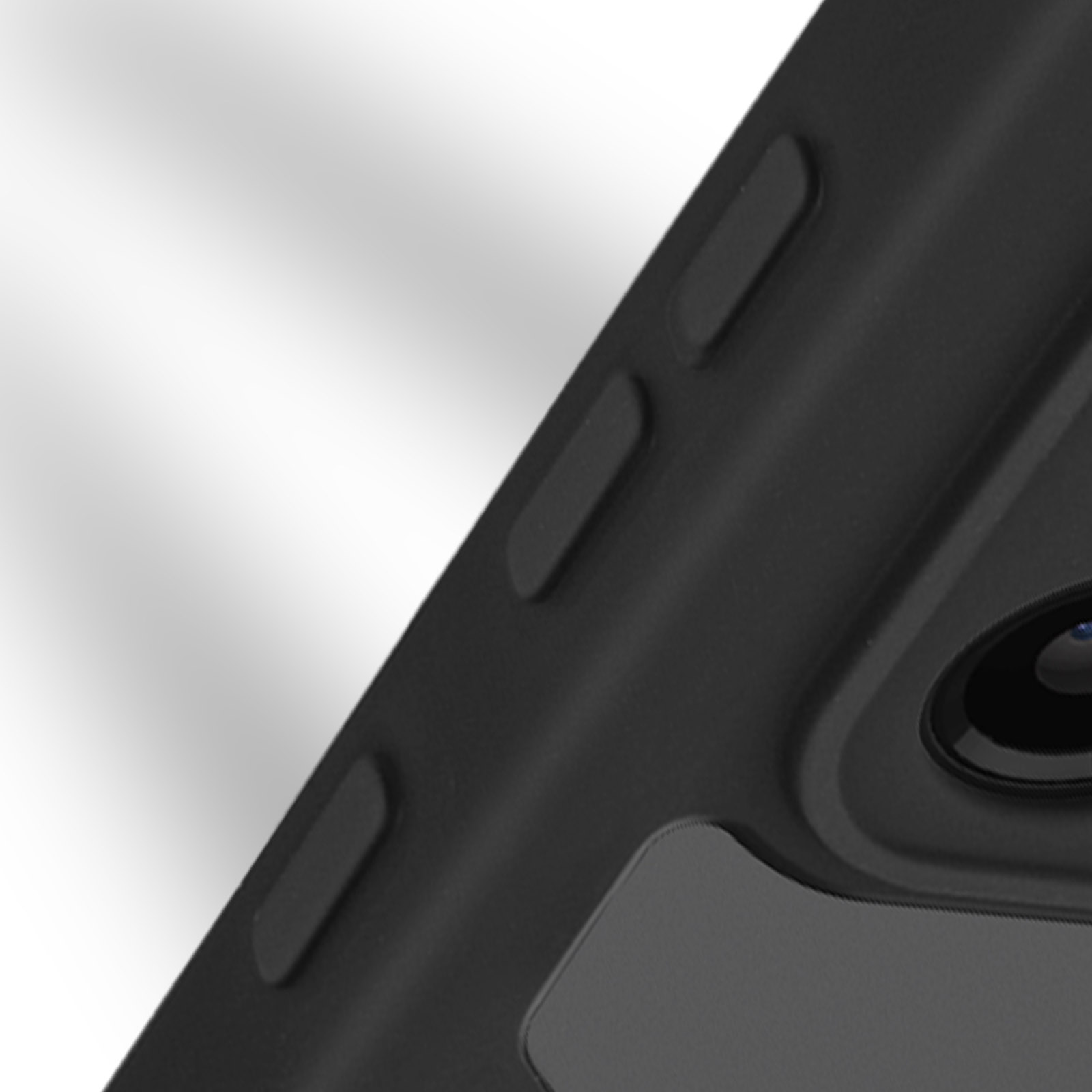 Gros plan sur le bord de l'étui du téléphone. Un étui de téléphone noir est montré, près de la caméra.