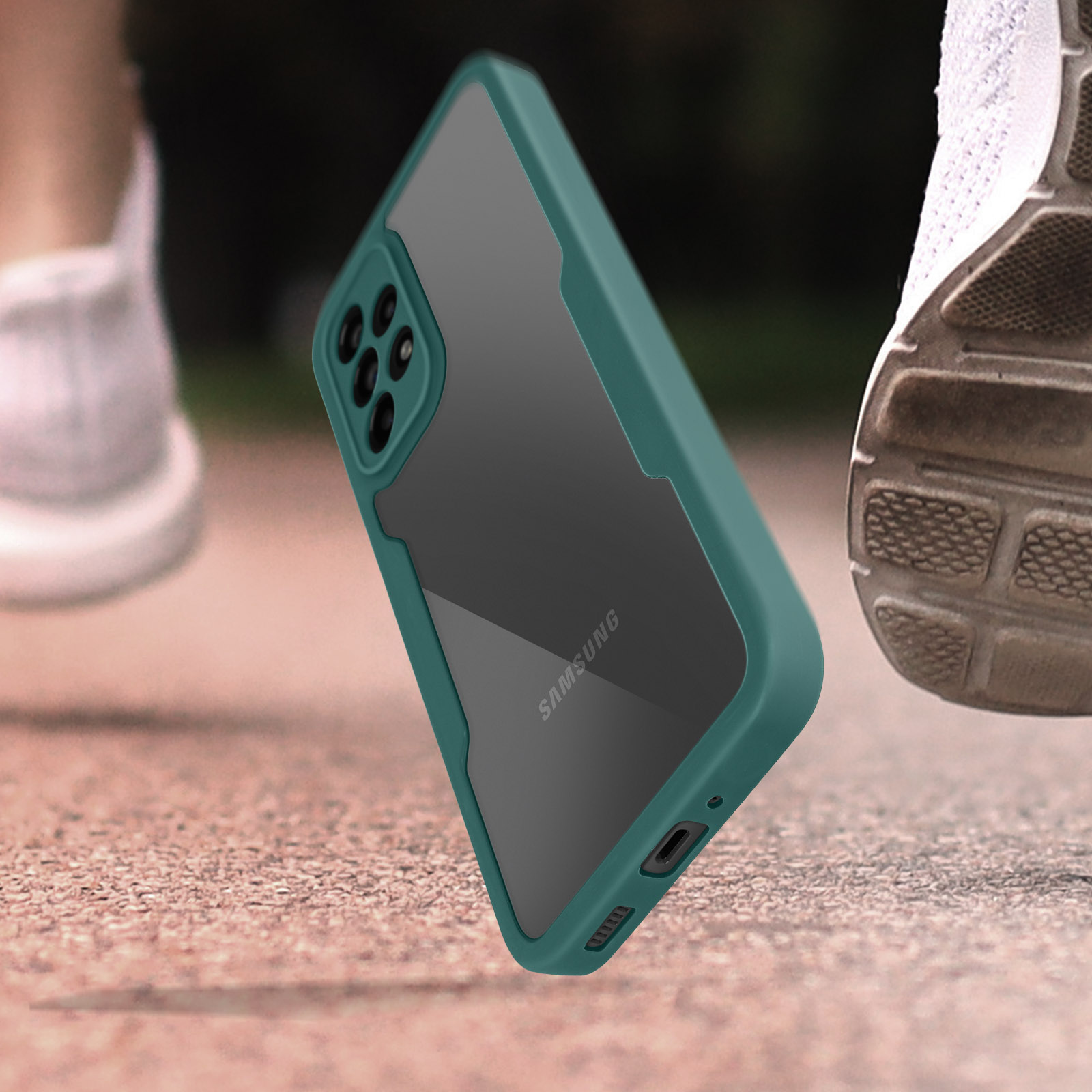 Une coque de téléphone à cadre vert sur la jambe d'une personne en train de courir, arrière-plan flou.