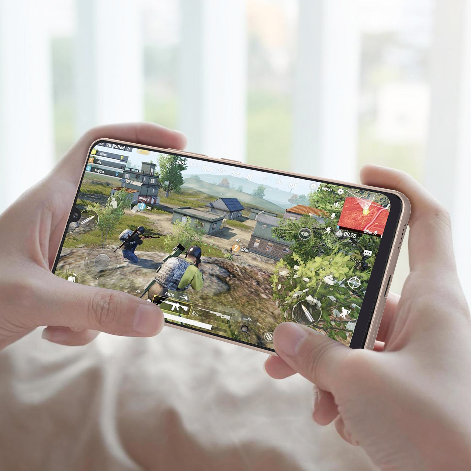 Mains tenant un téléphone jouant à un jeu, avec l'interface du jeu visible à l'écran.