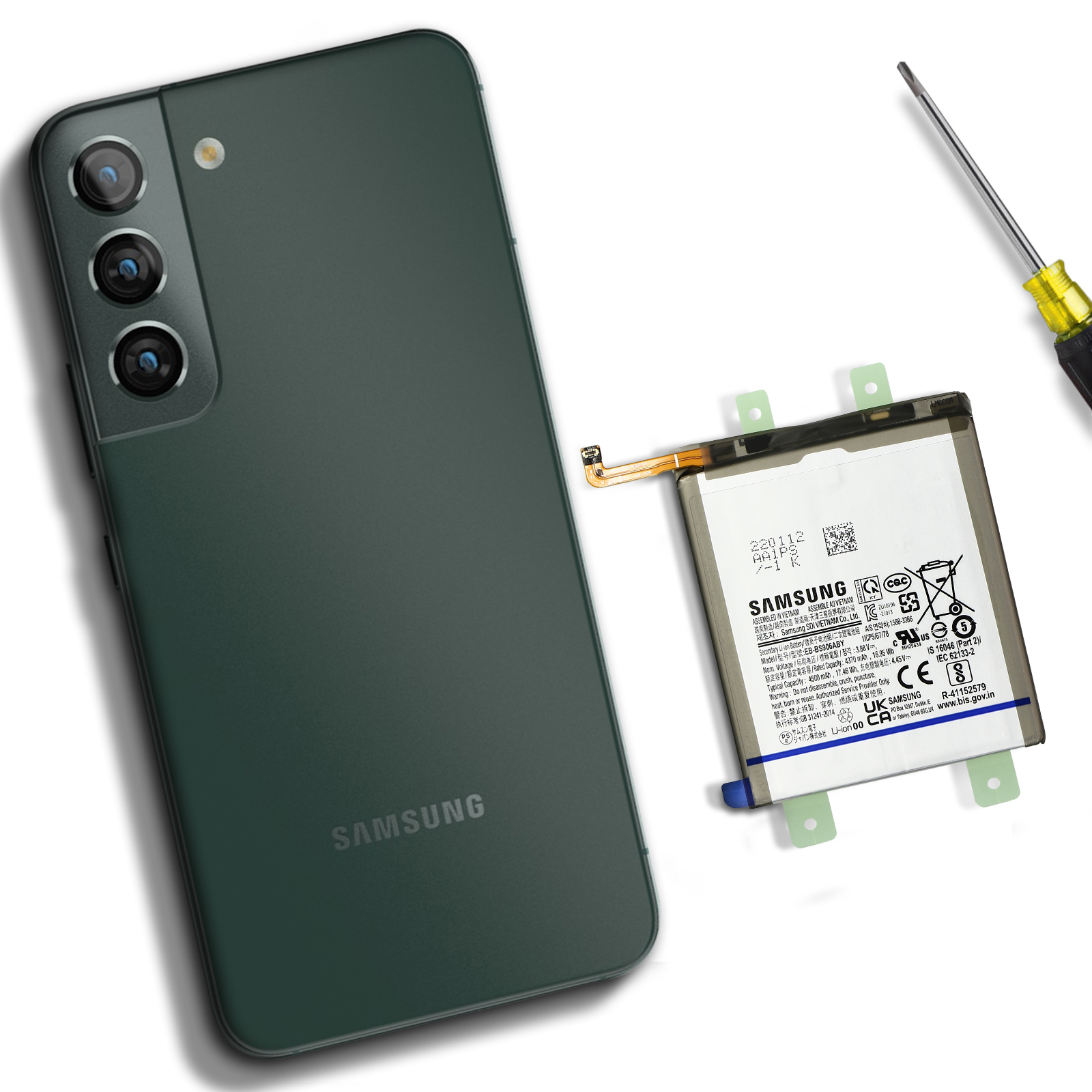 Un téléphone vert et une batterie sont affichés sur une surface blanche avec un tournevis à proximité.