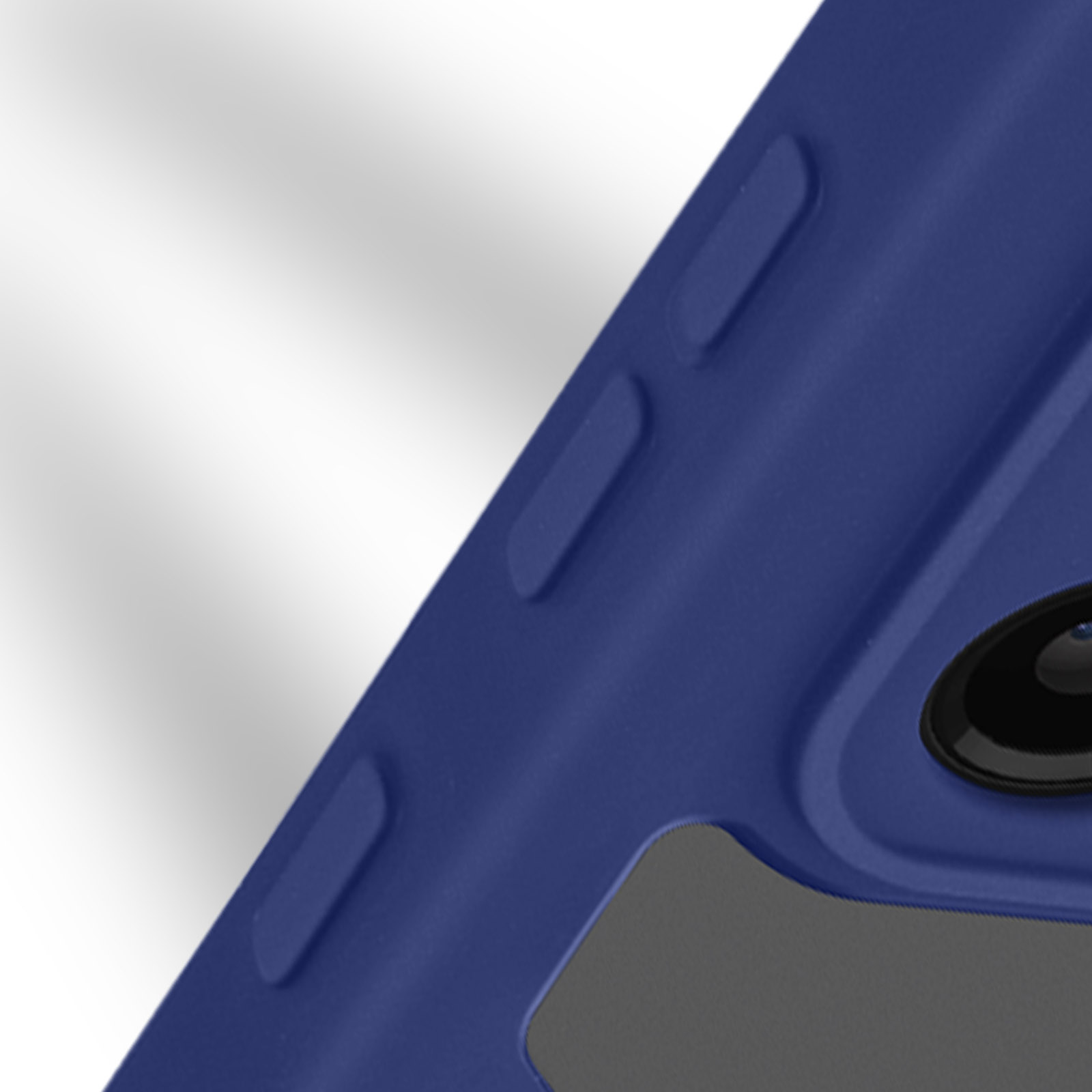 Close-up van blauwe telefoonhoes met getextureerde zijkanten. Witte achtergrond.
